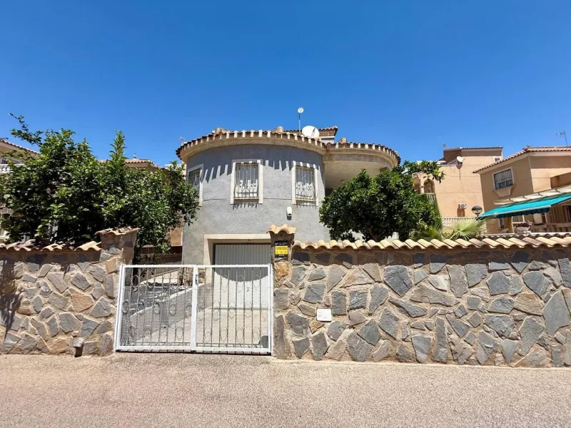 BEAUTIFUL VILLA IN PLAYA FLAMENCA WITH 191M2 OF HOUSE. 4 BEDROOMS. 3 BATHROOMS. WITH GARAGE AND COMMUNITY POOL.