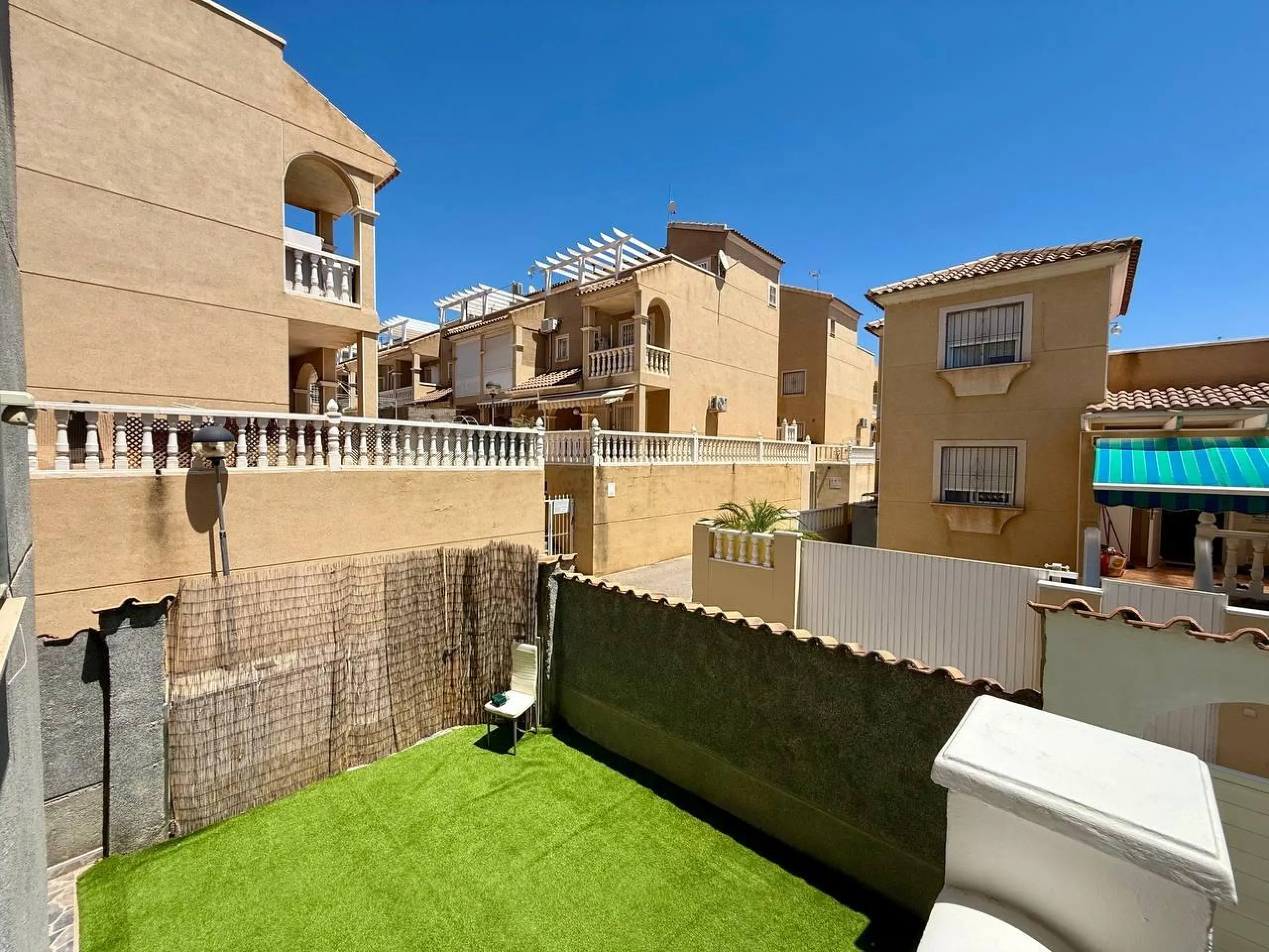 BEAUTIFUL VILLA IN PLAYA FLAMENCA WITH 191M2 OF HOUSE. 4 BEDROOMS. 3 BATHROOMS. WITH GARAGE AND COMMUNITY POOL.