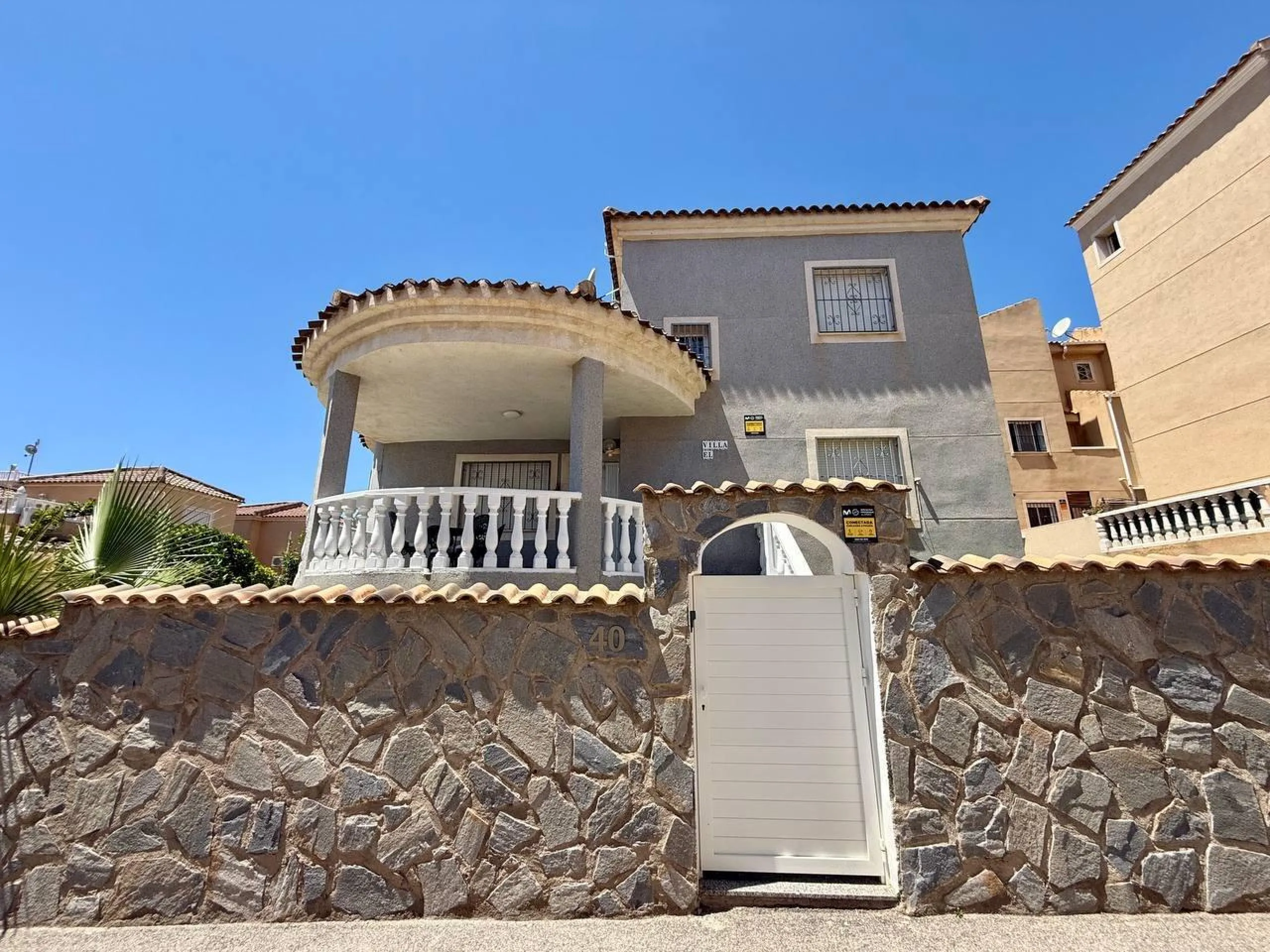 BEAUTIFUL VILLA IN PLAYA FLAMENCA WITH 191M2 OF HOUSE. 4 BEDROOMS. 3 BATHROOMS. WITH GARAGE AND COMMUNITY POOL.
