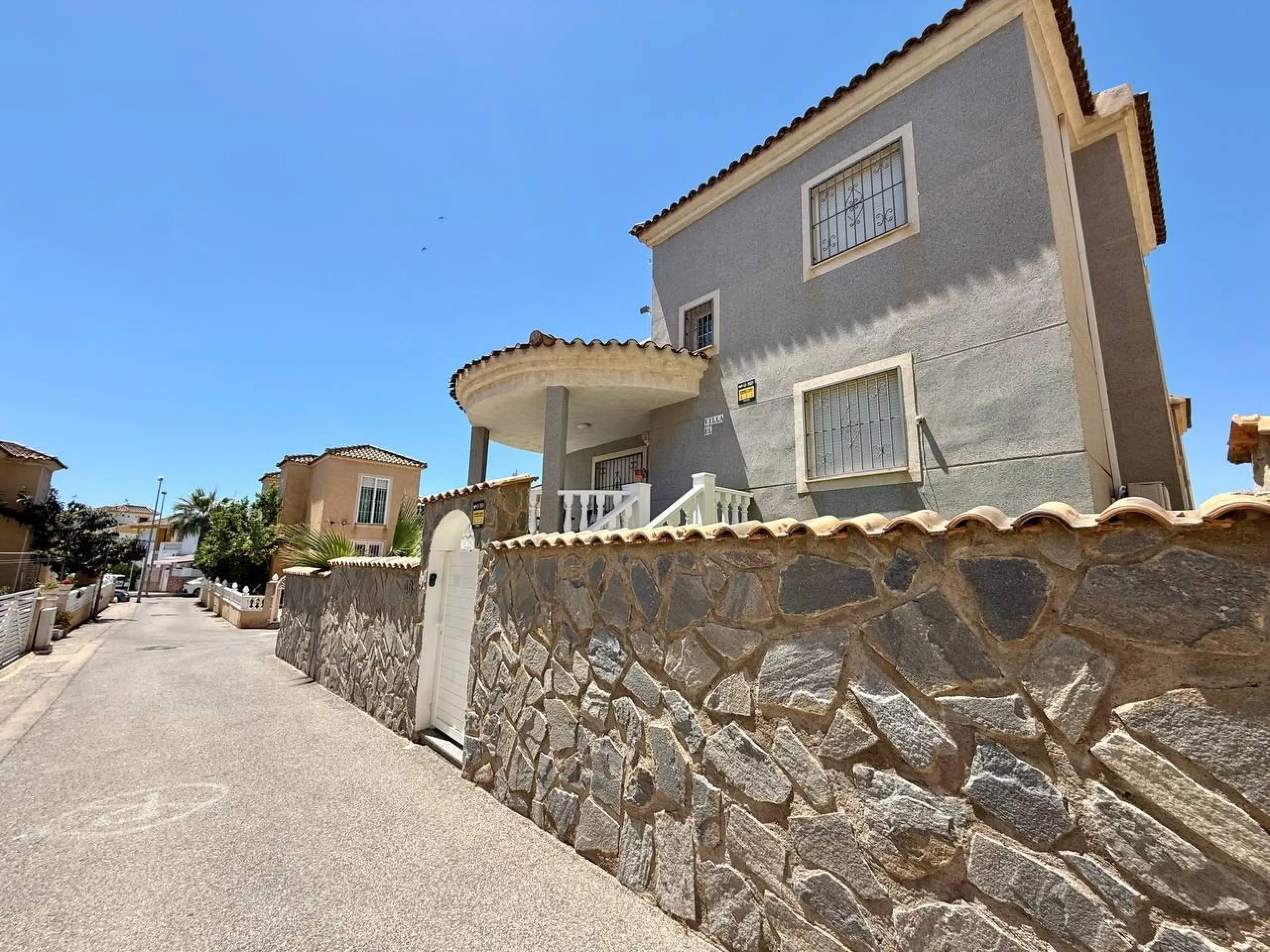 BEAUTIFUL VILLA IN PLAYA FLAMENCA WITH 191M2 OF HOUSE. 4 BEDROOMS. 3 BATHROOMS. WITH GARAGE AND COMMUNITY POOL.