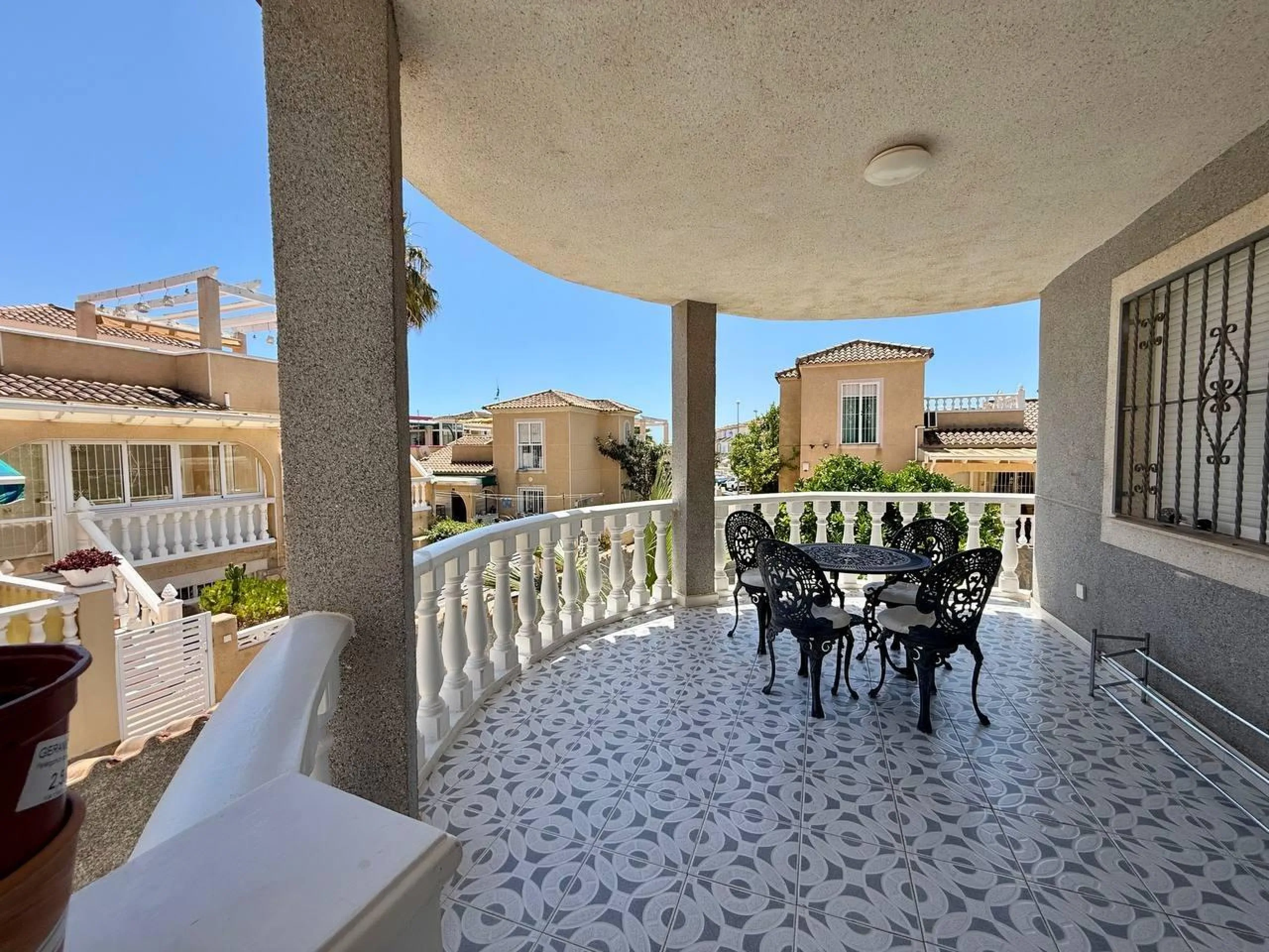 BEAUTIFUL VILLA IN PLAYA FLAMENCA WITH 191M2 OF HOUSE. 4 BEDROOMS. 3 BATHROOMS. WITH GARAGE AND COMMUNITY POOL.