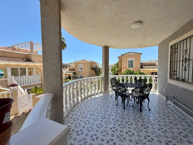BEAUTIFUL VILLA IN PLAYA FLAMENCA WITH 191M2 OF HOUSE. 4 BEDROOMS. 3 BATHROOMS. WITH GARAGE AND COMMUNITY POOL.