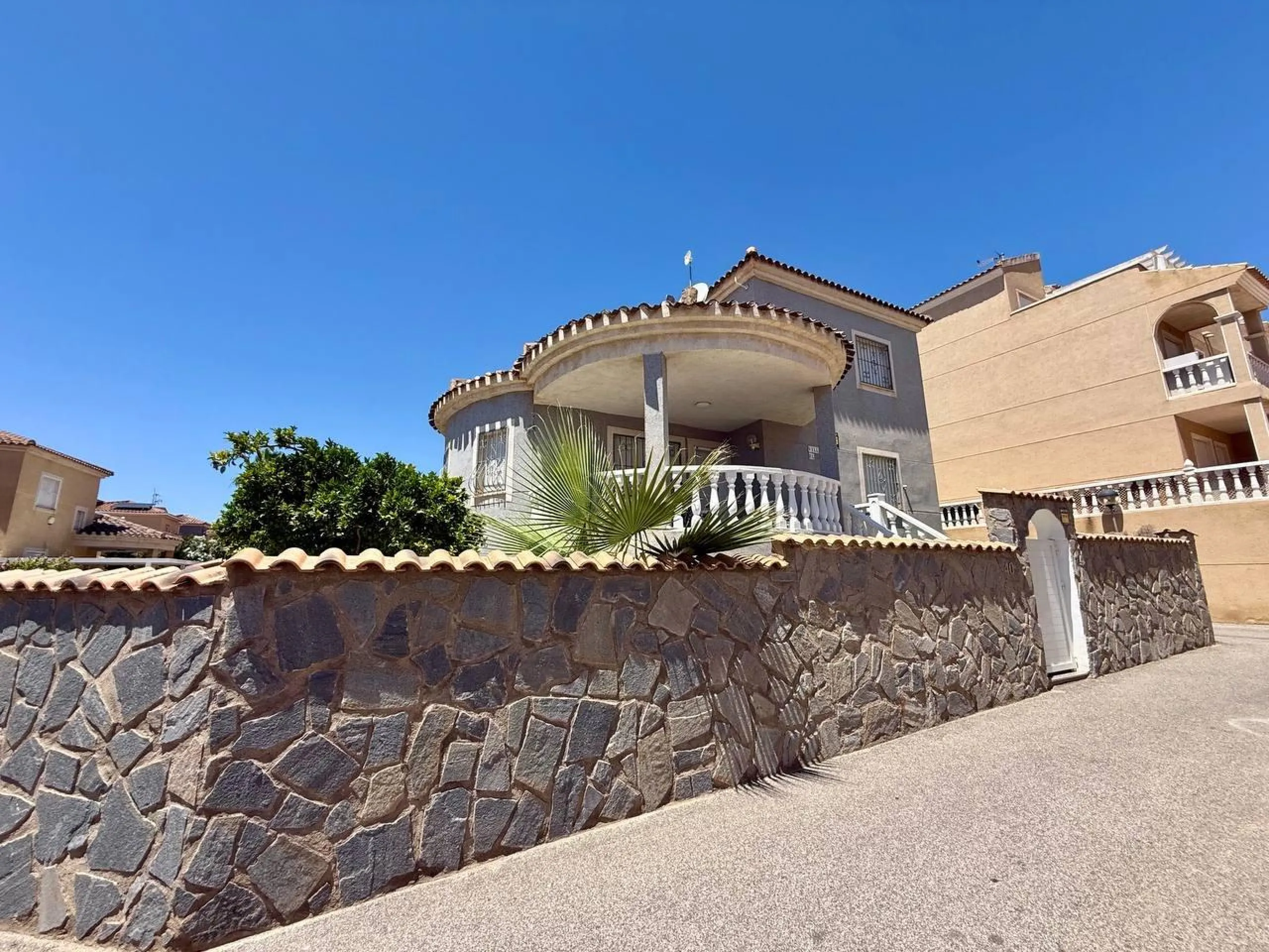 BEAUTIFUL VILLA IN PLAYA FLAMENCA WITH 191M2 OF HOUSE. 4 BEDROOMS. 3 BATHROOMS. WITH GARAGE AND COMMUNITY POOL.
