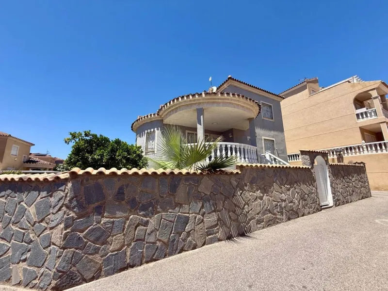 BEAUTIFUL VILLA IN PLAYA FLAMENCA WITH 191M2 OF HOUSE. 4 BEDROOMS. 3 BATHROOMS. WITH GARAGE AND COMMUNITY POOL.