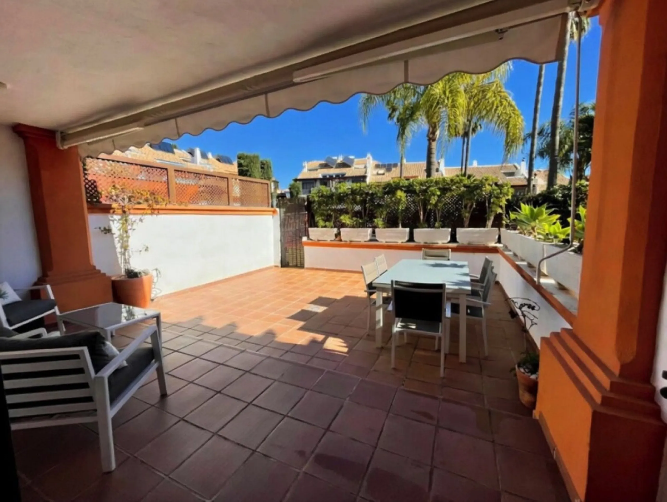 Geräumiges Reihenhaus mit 4 Schlafzimmern, privater Garage und Aufzug