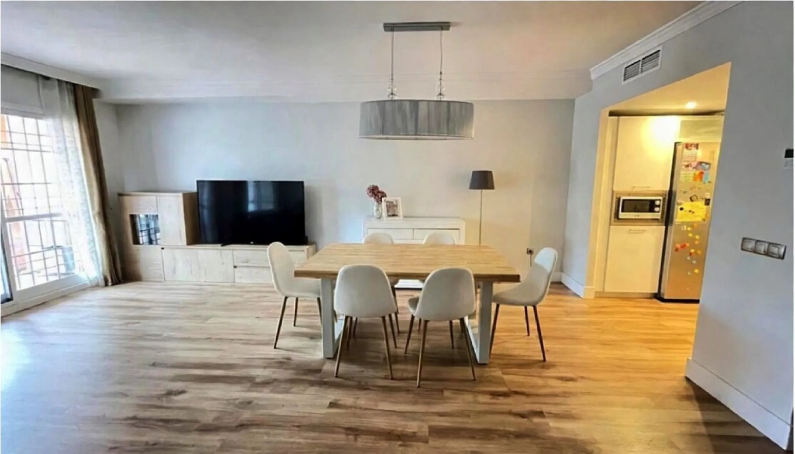 Geräumiges Reihenhaus mit 4 Schlafzimmern, privater Garage und Aufzug