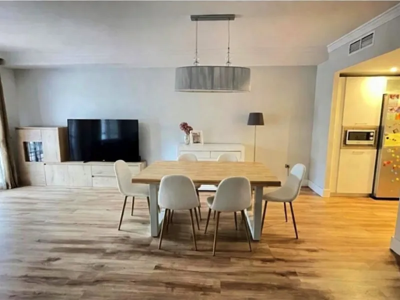 Geräumiges Reihenhaus mit 4 Schlafzimmern, privater Garage und Aufzug