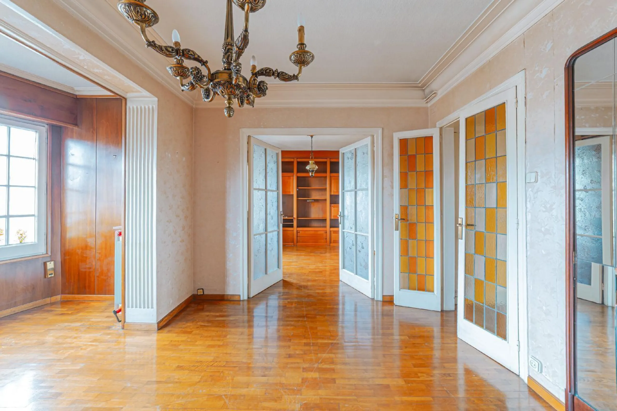 Bright apartment with classic character in Eixample, Barcelona