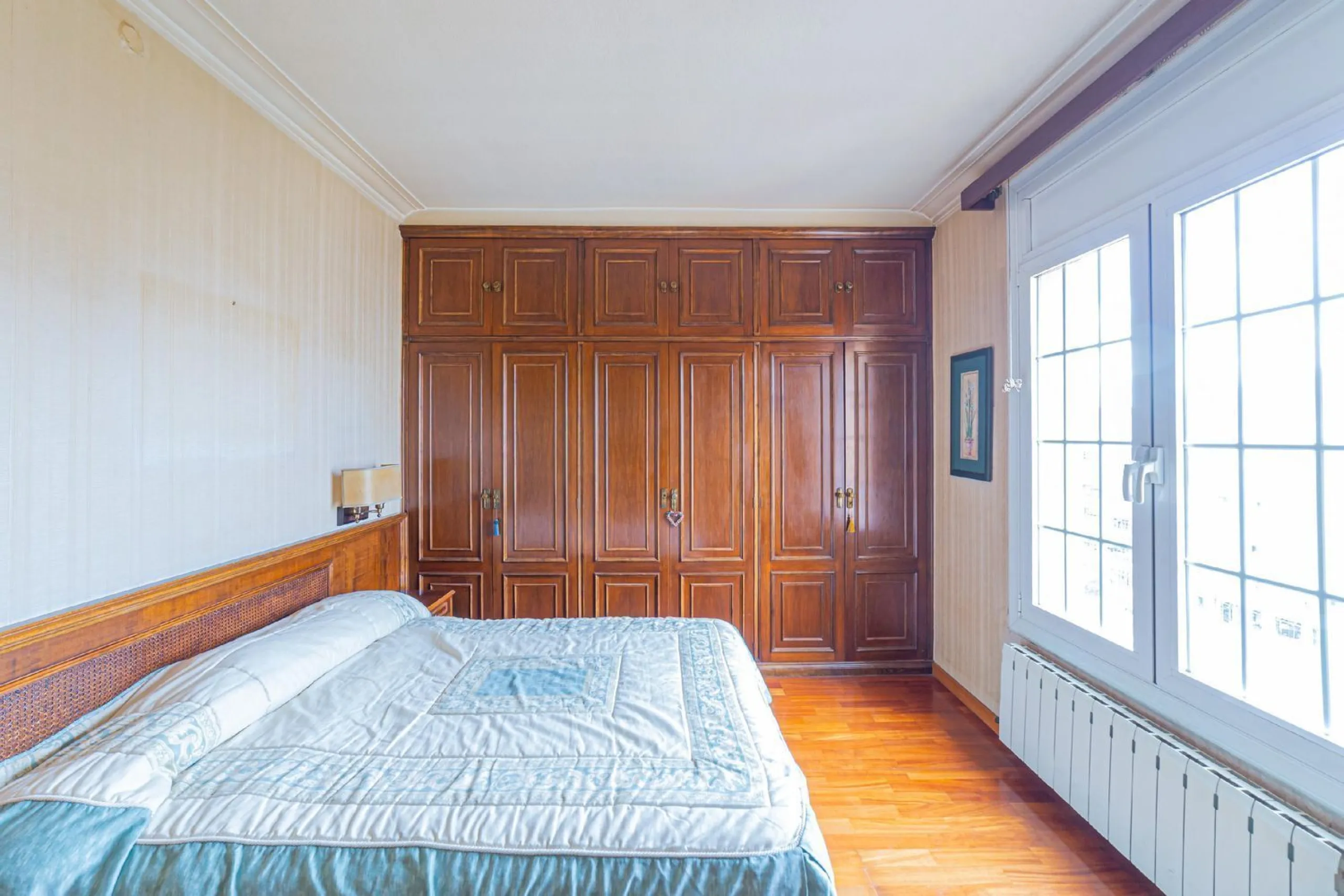 Bright apartment with classic character in Eixample, Barcelona