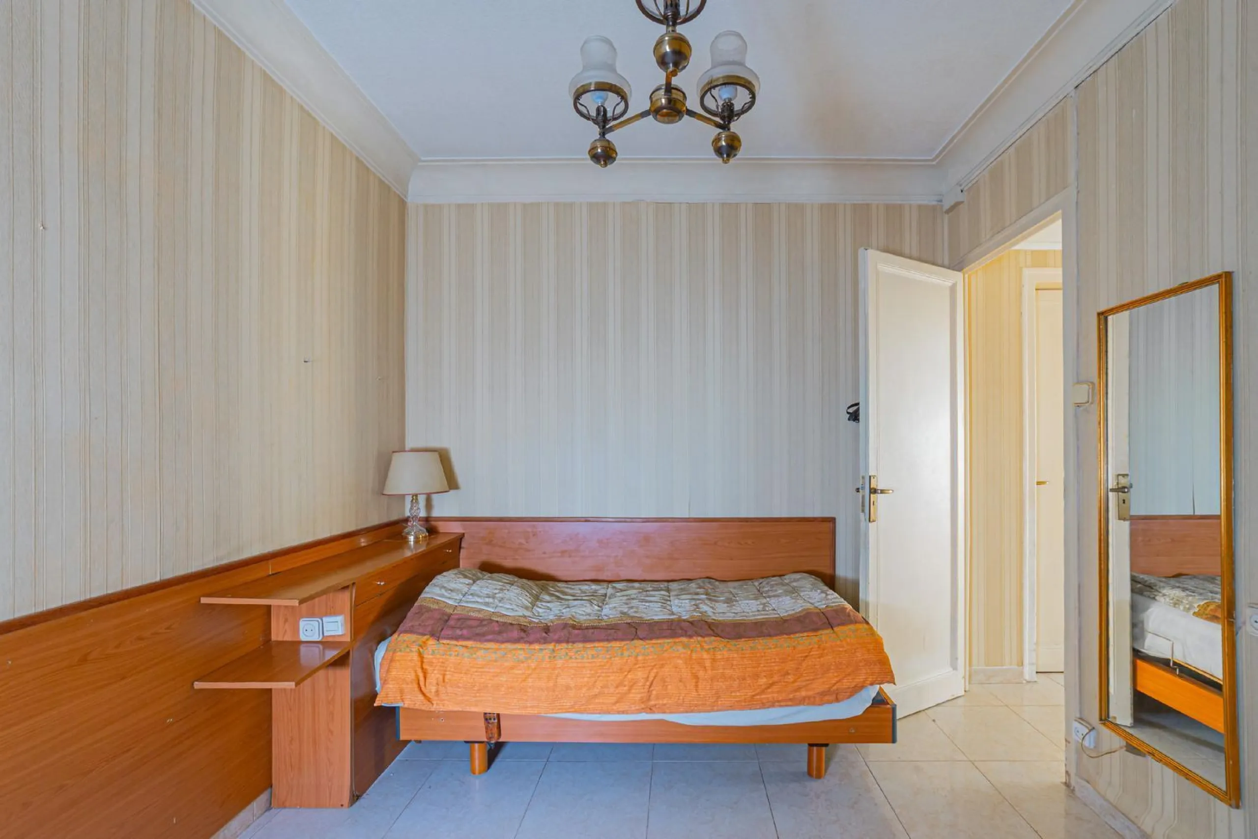 Bright apartment with classic character in Eixample, Barcelona