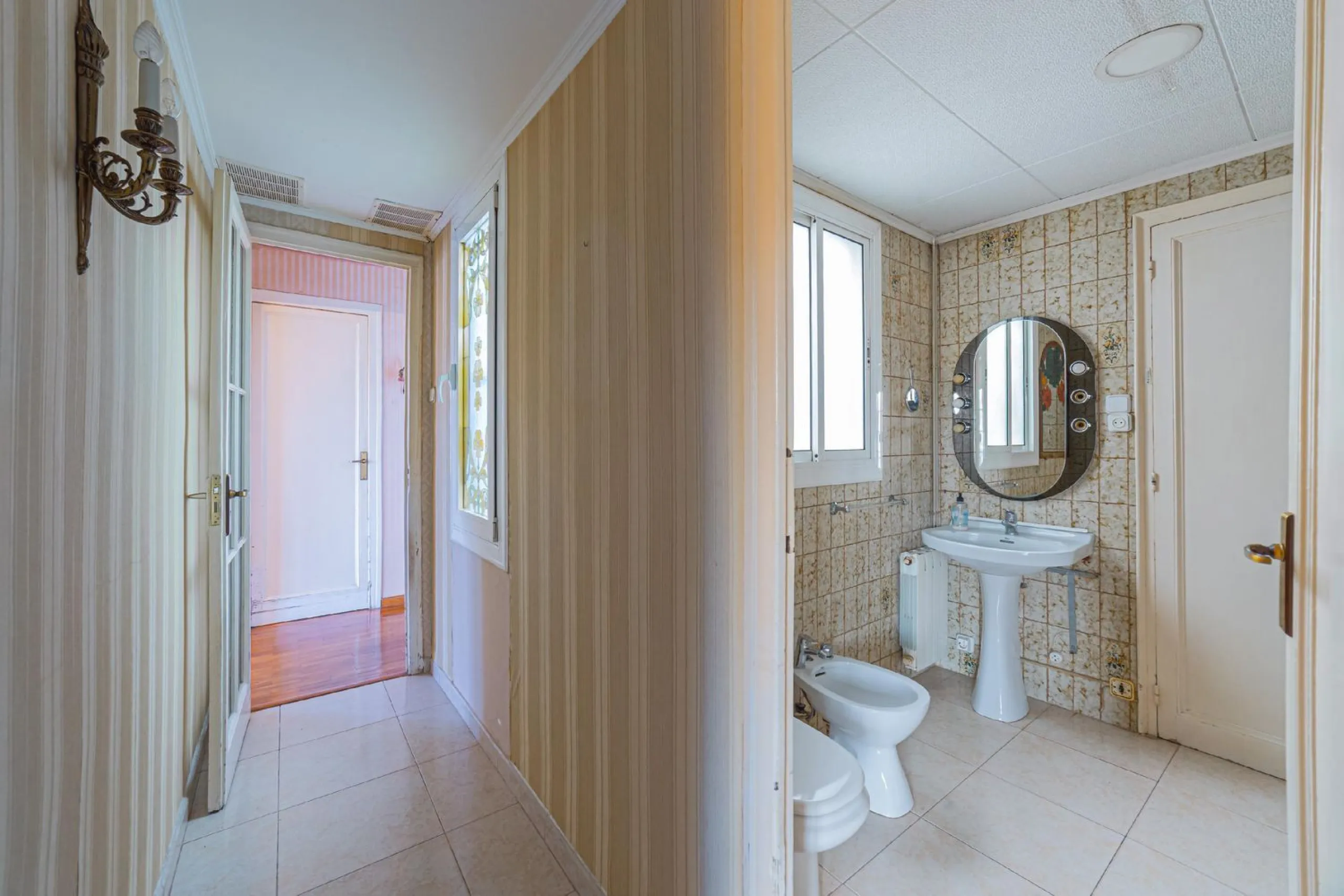 Bright apartment with classic character in Eixample, Barcelona