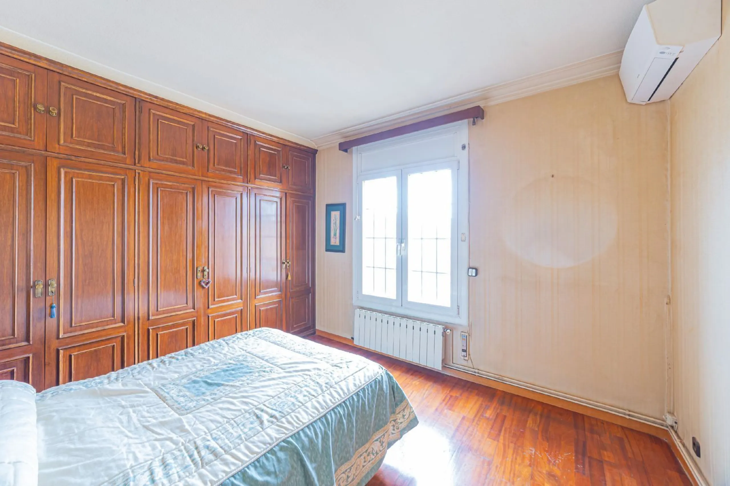 Bright apartment with classic character in Eixample, Barcelona