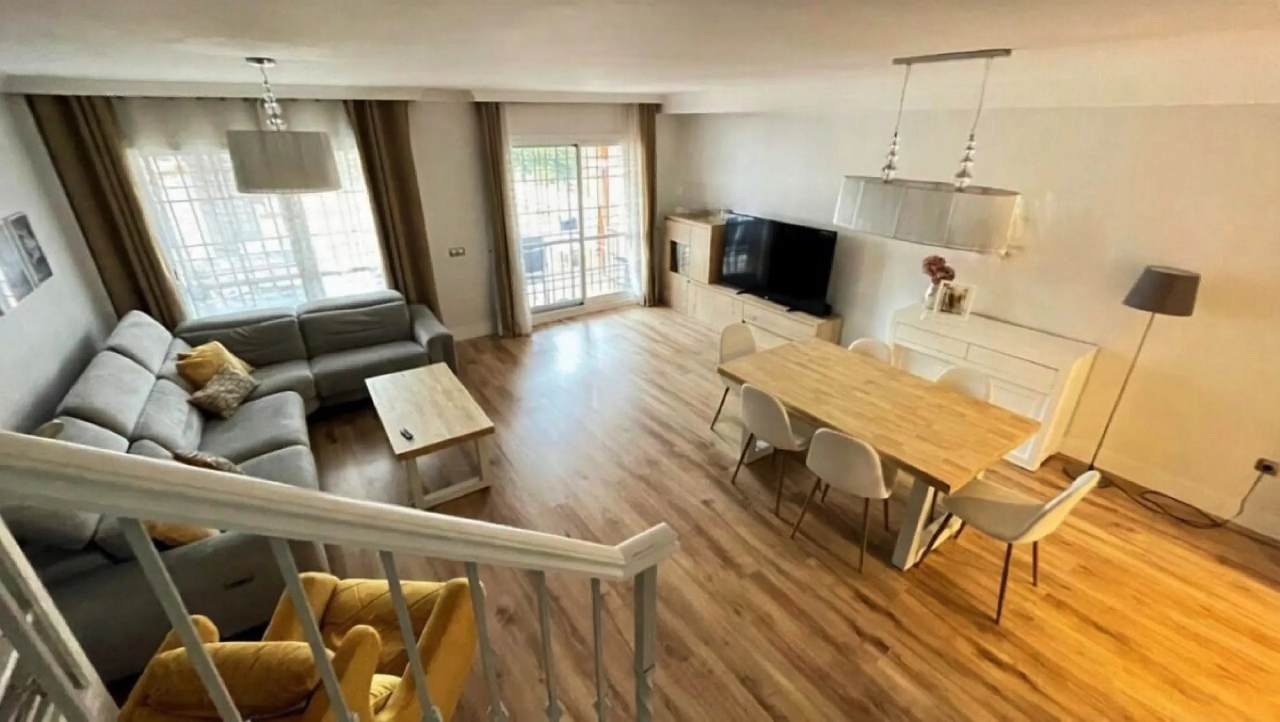 Geräumiges Reihenhaus mit 4 Schlafzimmern, privater Garage und Aufzug