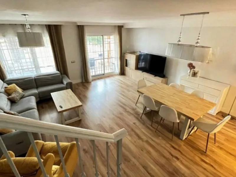 Geräumiges Reihenhaus mit 4 Schlafzimmern, privater Garage und Aufzug