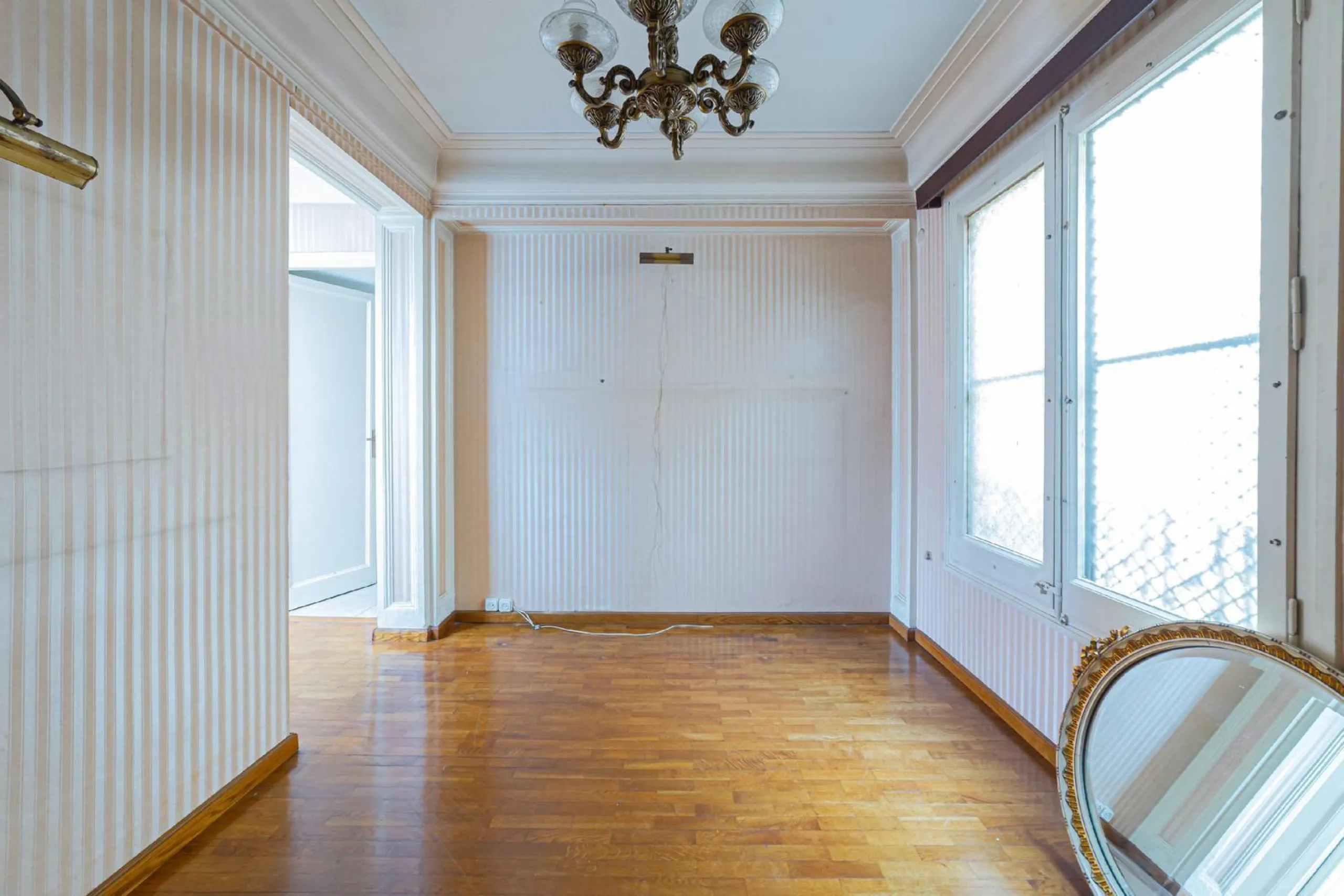 Bright apartment with classic character in Eixample, Barcelona