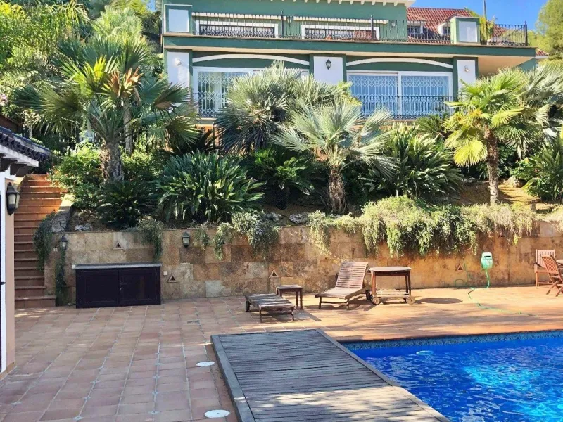 An exceptional residence in the heart of El Palmar, where luxury, comfort, and nature come together in perfect harmony.