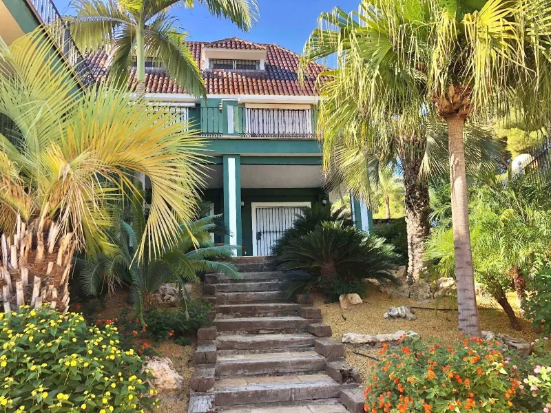 An exceptional residence in the heart of El Palmar, where luxury, comfort, and nature come together in perfect harmony.