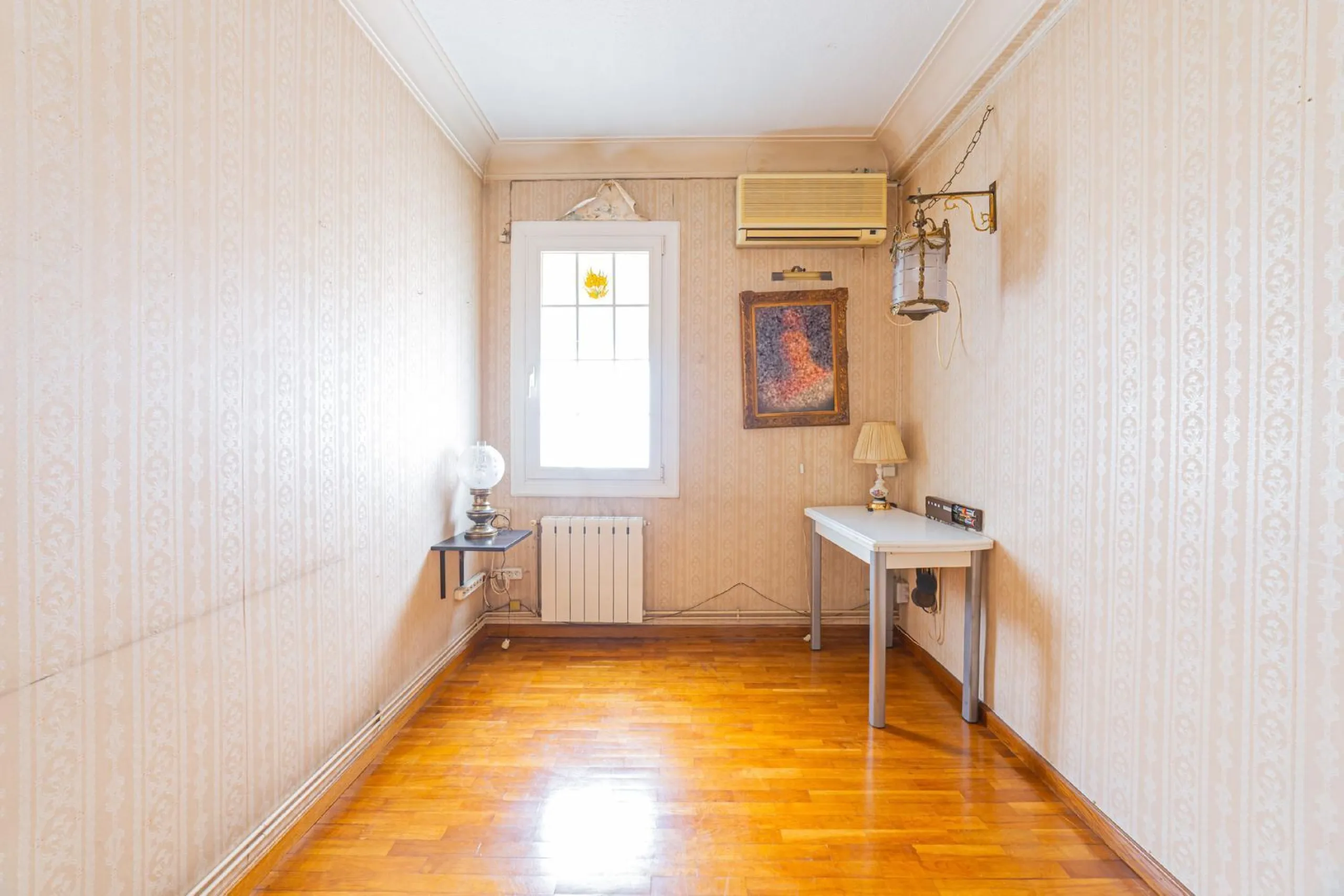 Bright apartment with classic character in Eixample, Barcelona