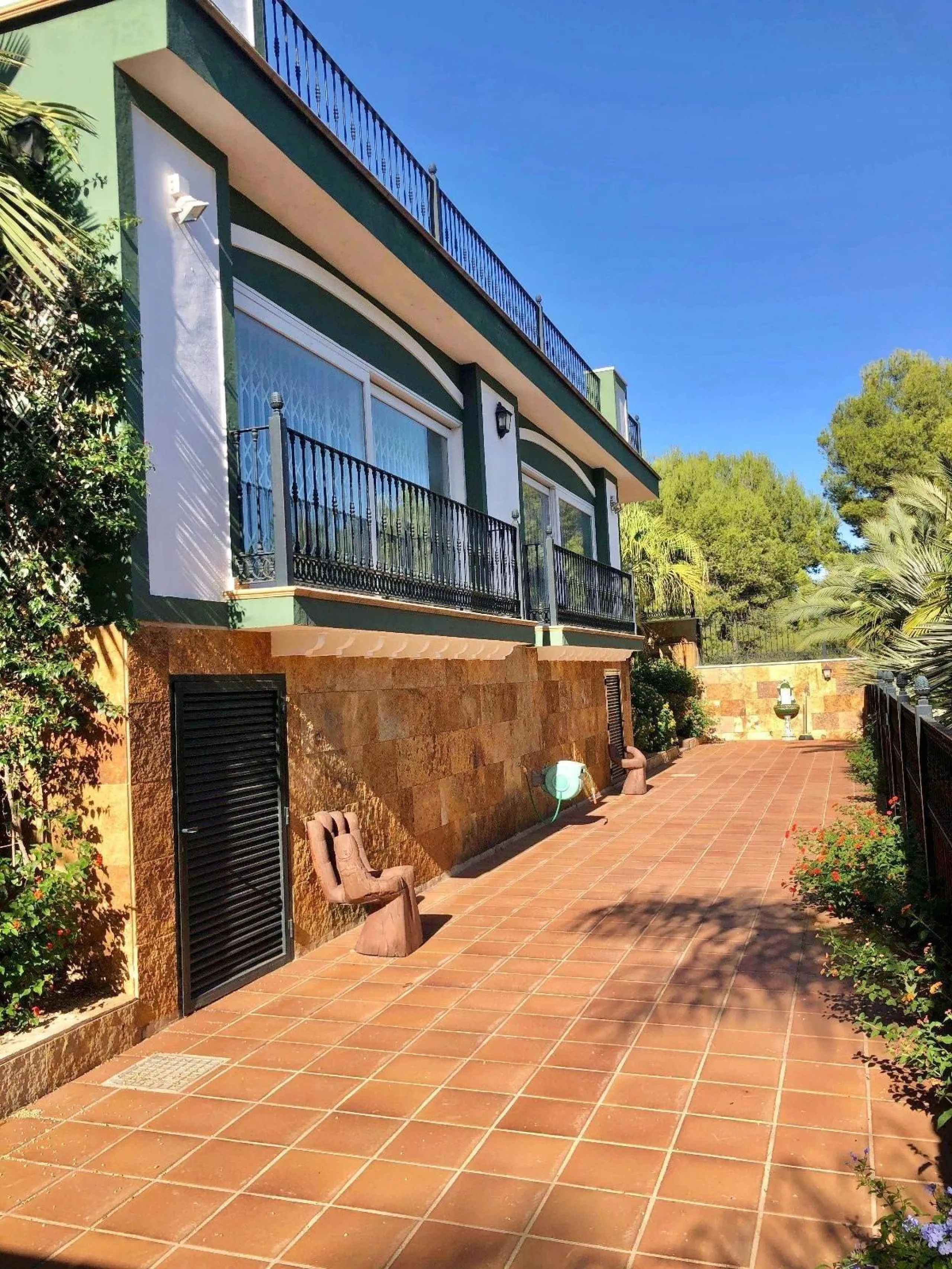 An exceptional residence in the heart of El Palmar, where luxury, comfort, and nature come together in perfect harmony.