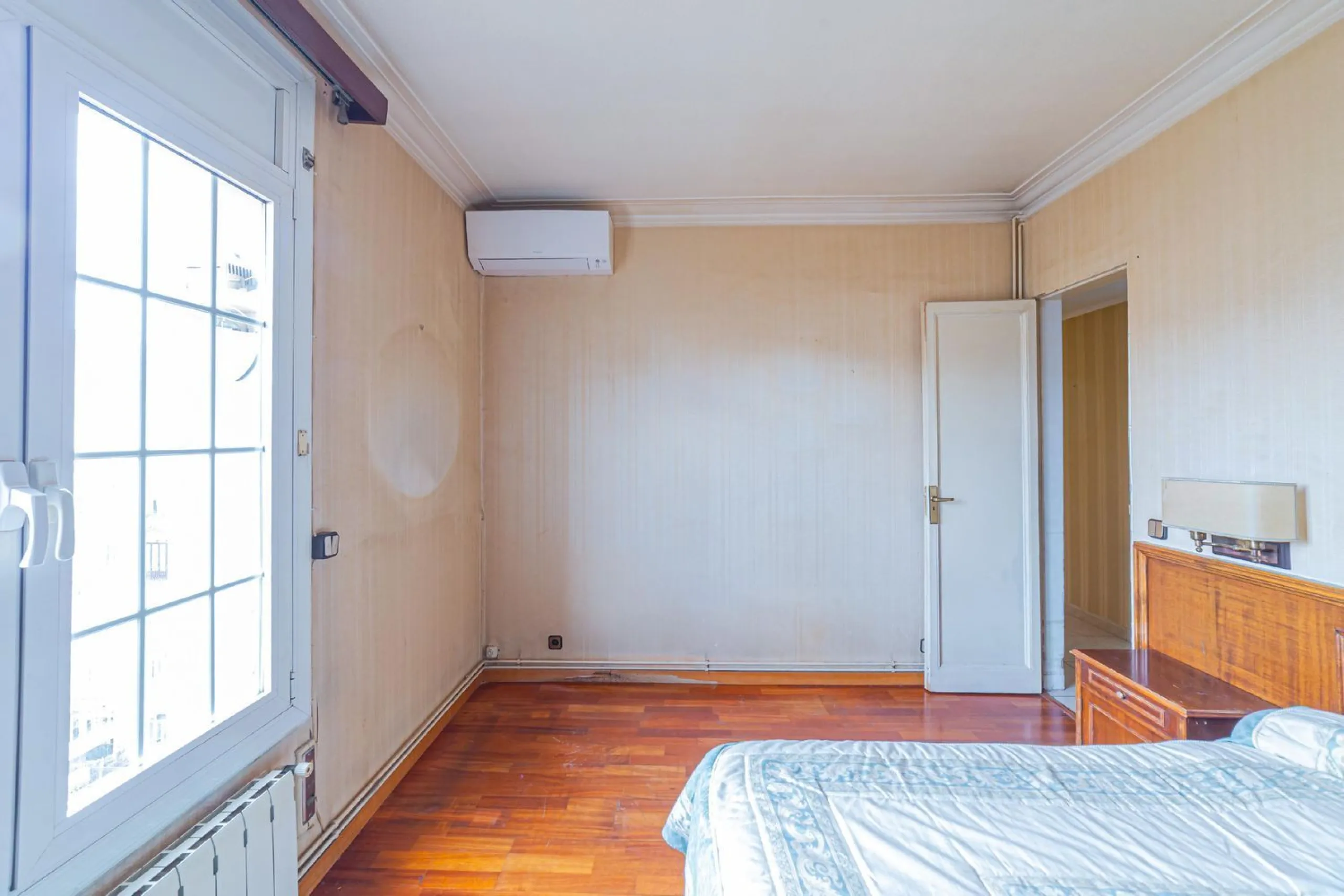 Bright apartment with classic character in Eixample, Barcelona