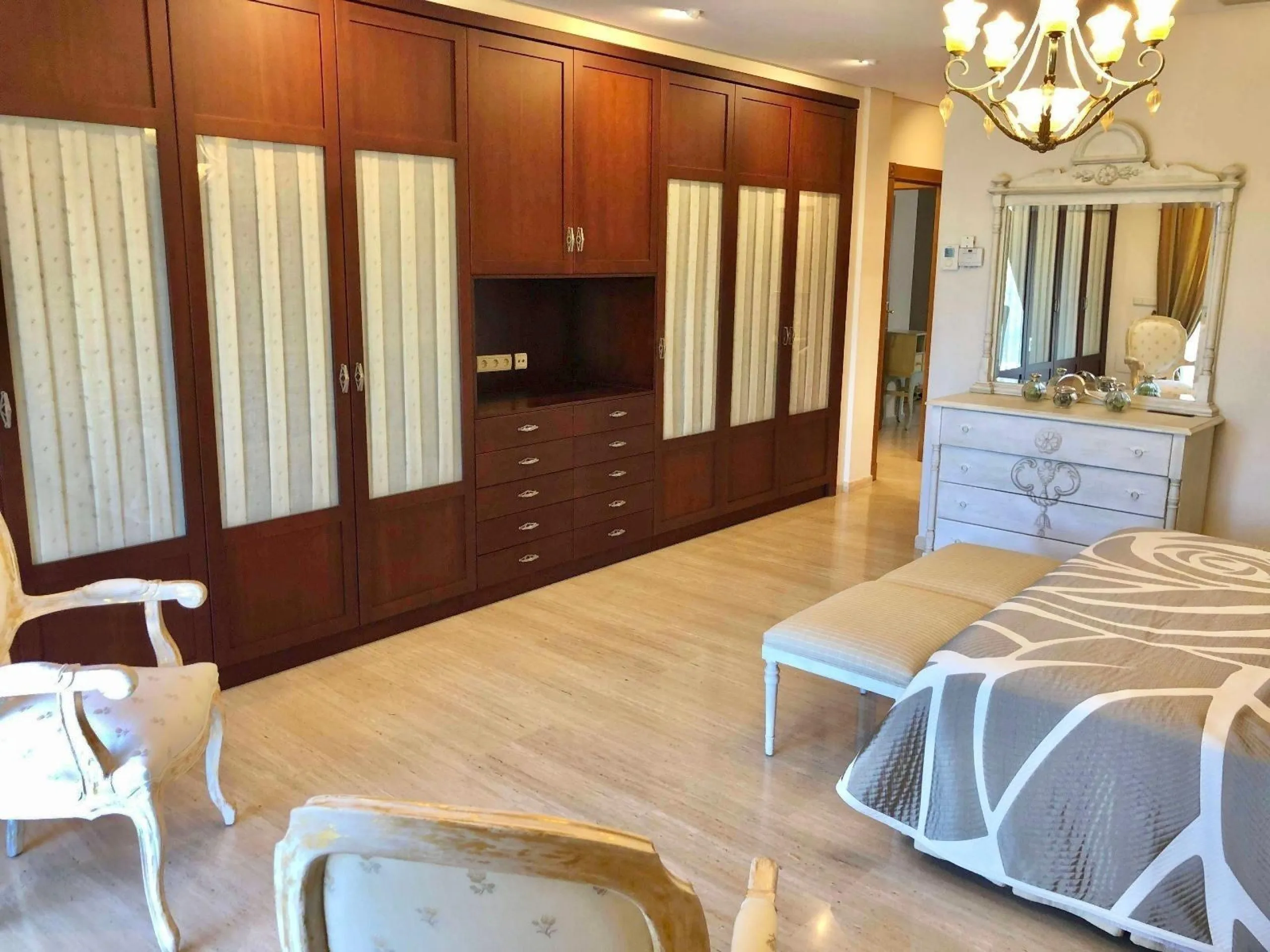 An exceptional residence in the heart of El Palmar, where luxury, comfort, and nature come together in perfect harmony.