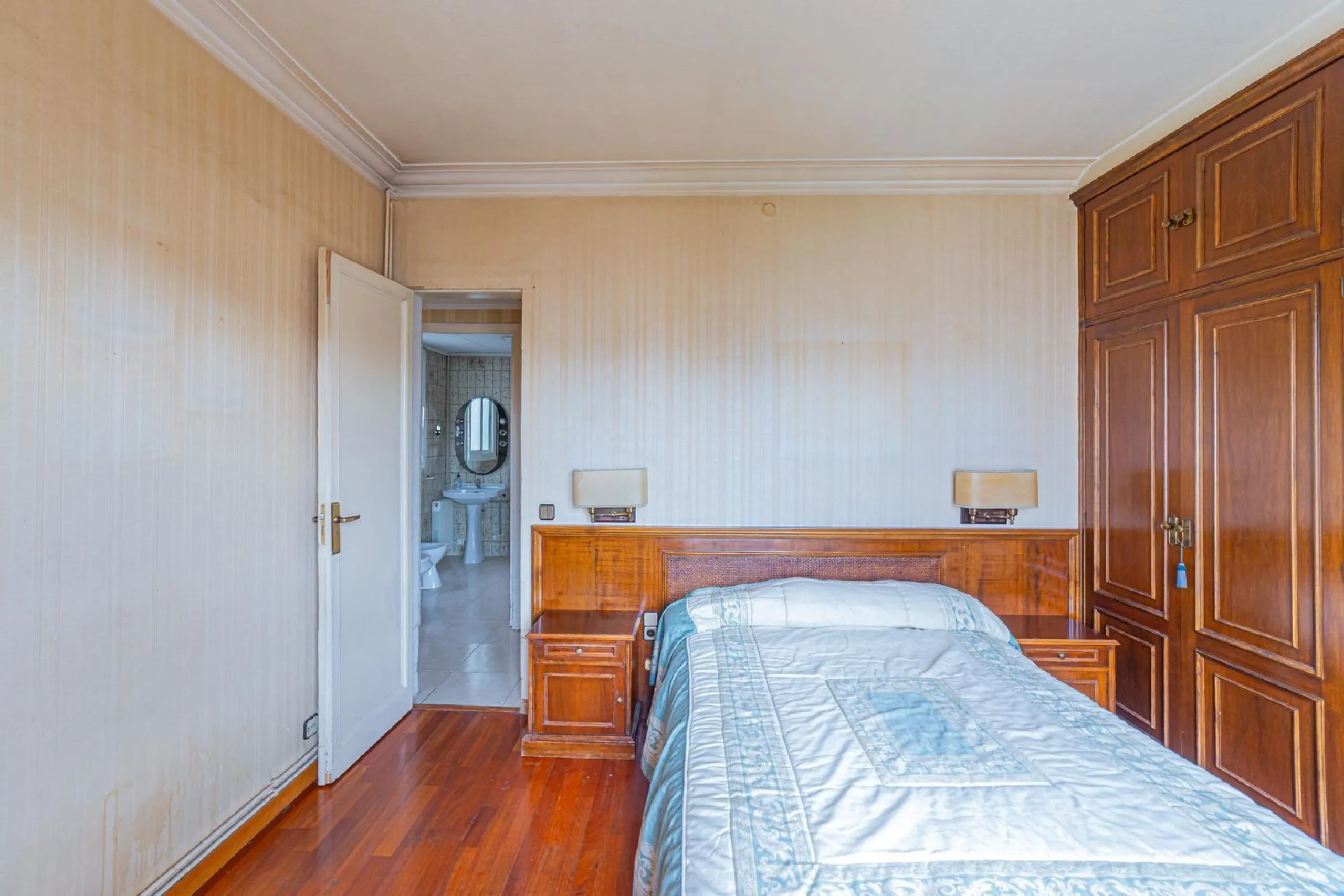 Bright apartment with classic character in Eixample, Barcelona