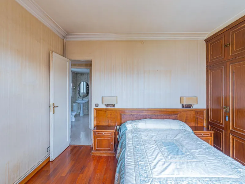 Bright apartment with classic character in Eixample, Barcelona