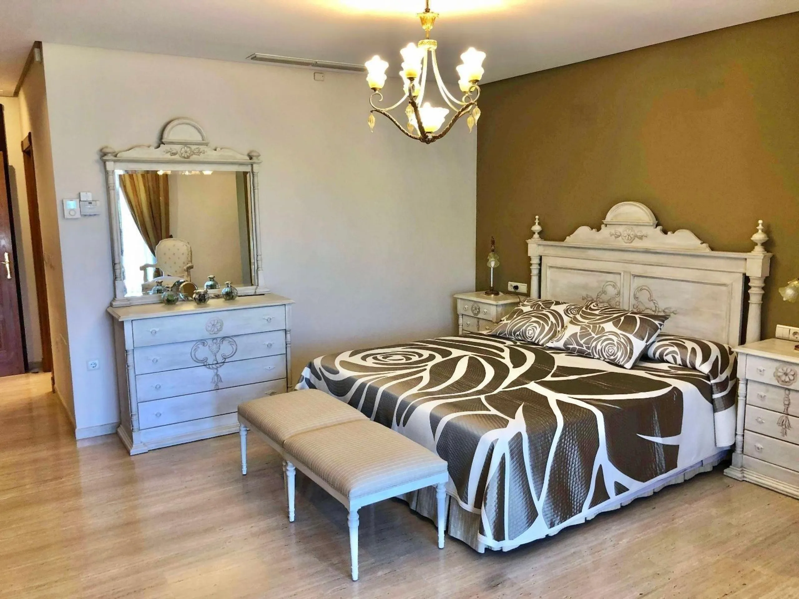 An exceptional residence in the heart of El Palmar, where luxury, comfort, and nature come together in perfect harmony.