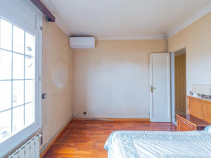 Bright apartment with classic character in Eixample, Barcelona