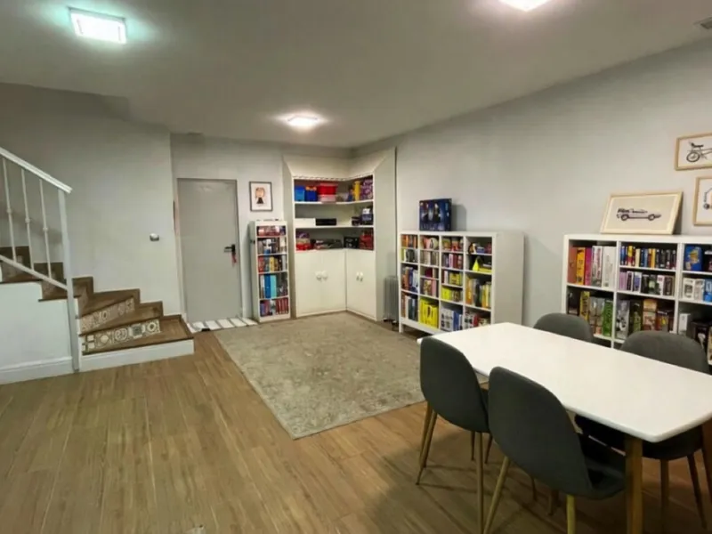 Geräumiges Reihenhaus mit 4 Schlafzimmern, privater Garage und Aufzug