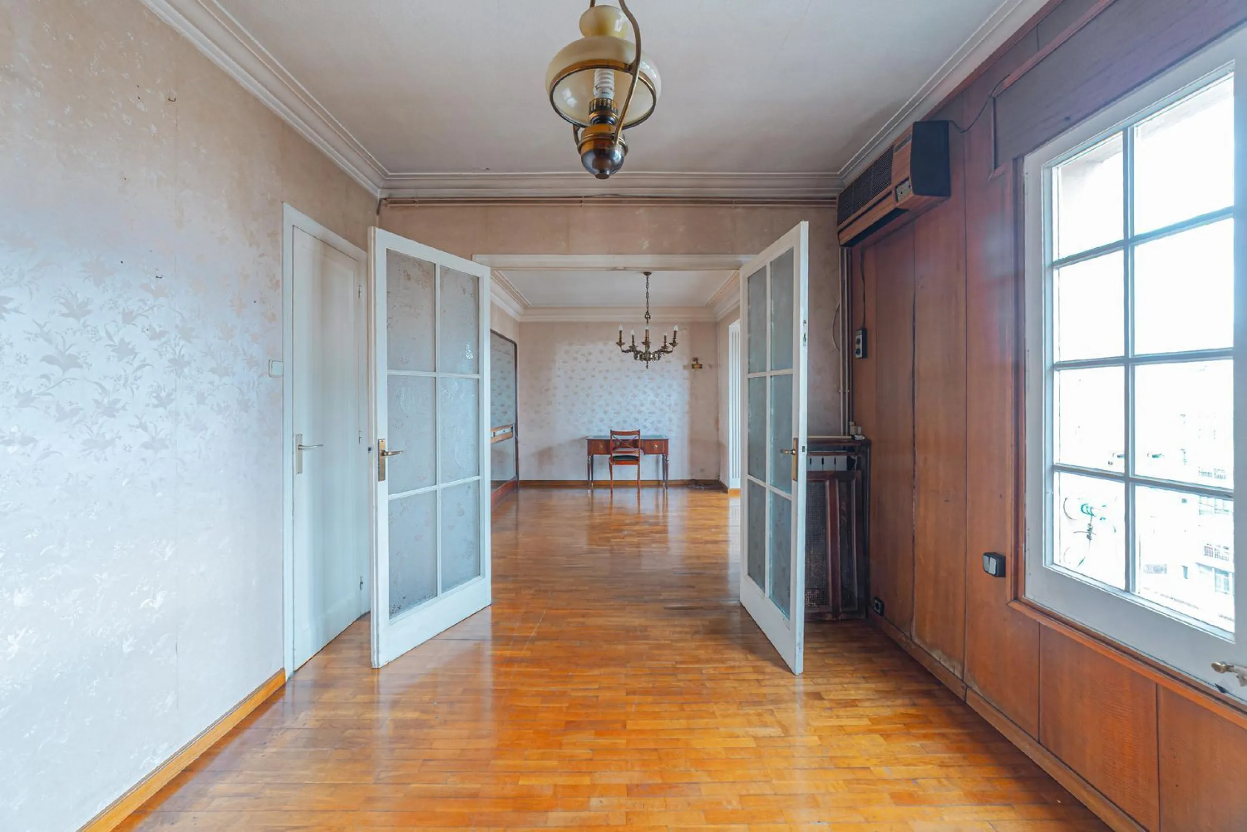 Bright apartment with classic character in Eixample, Barcelona