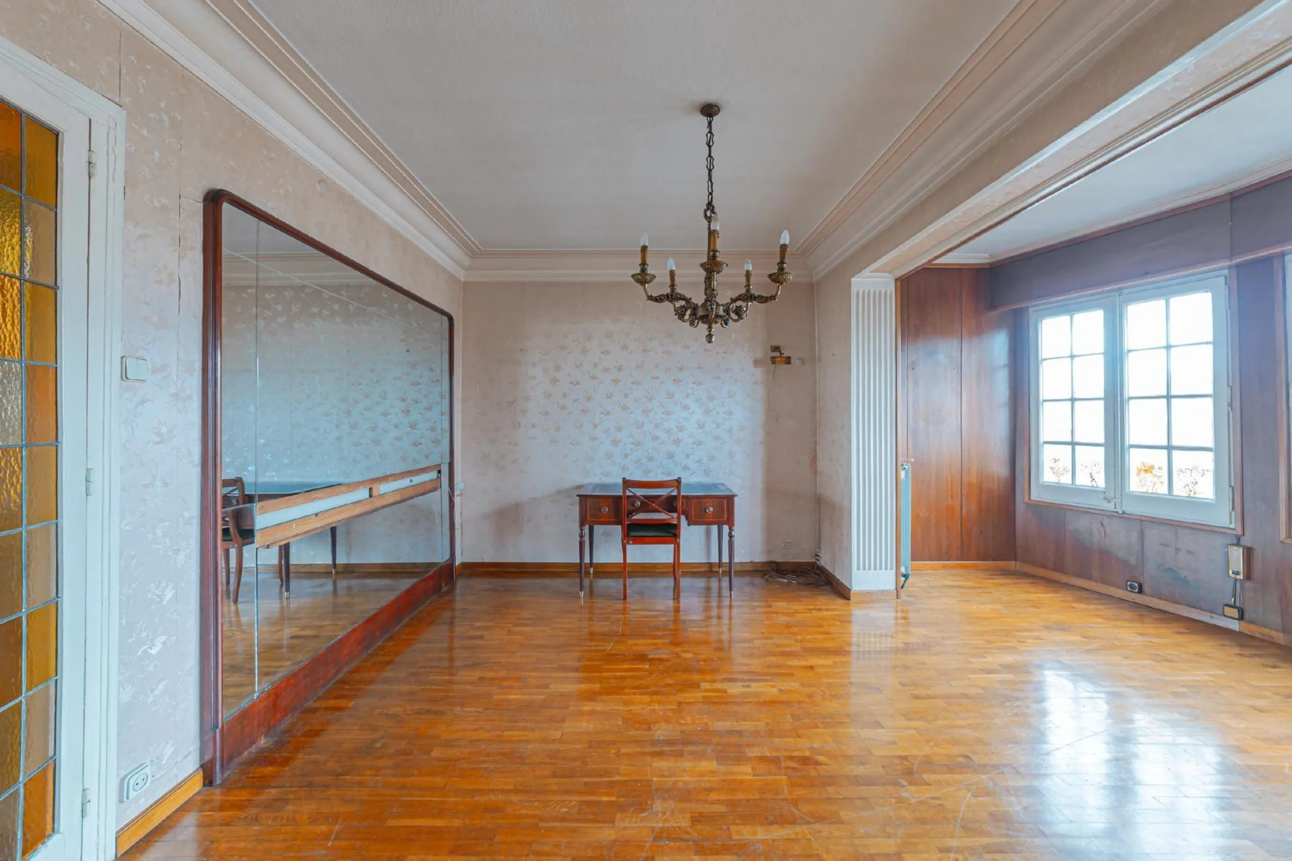 Bright apartment with classic character in Eixample, Barcelona