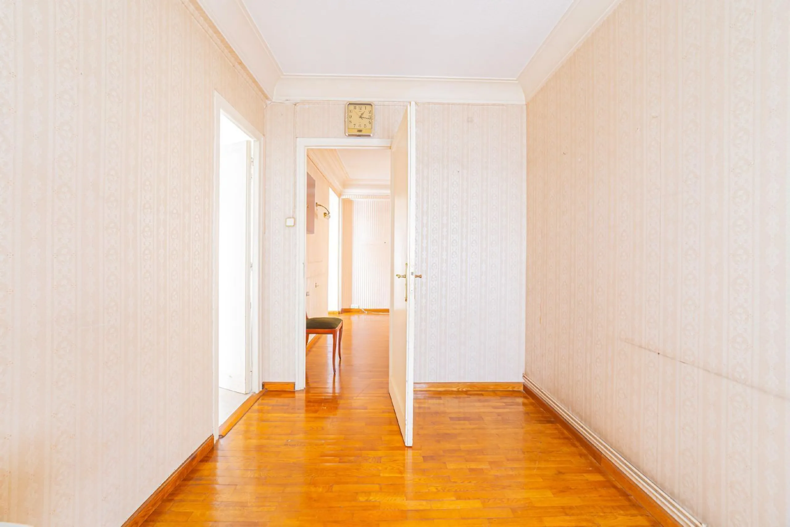 Bright apartment with classic character in Eixample, Barcelona