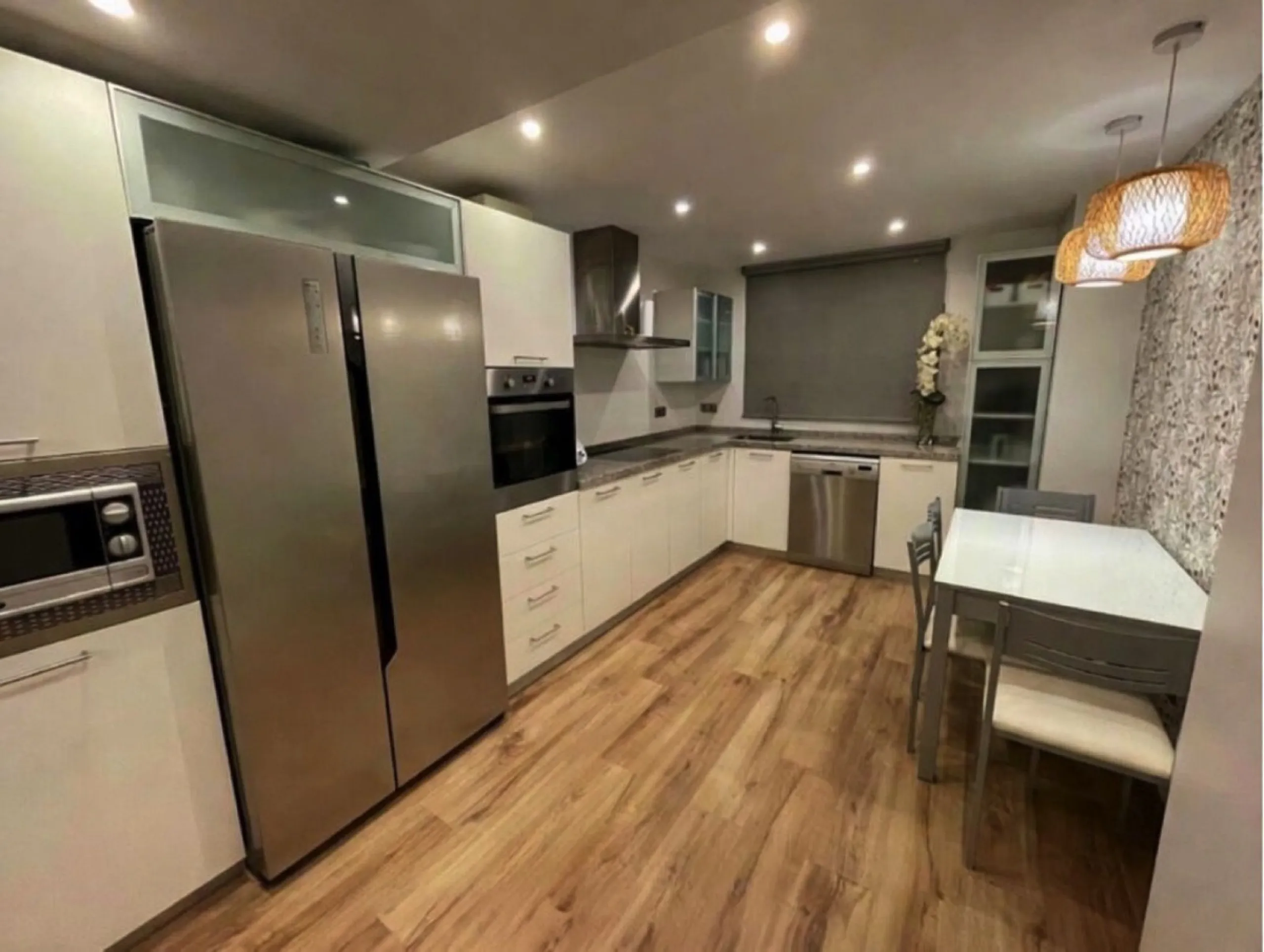 Geräumiges Reihenhaus mit 4 Schlafzimmern, privater Garage und Aufzug