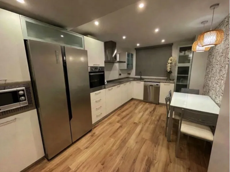 Geräumiges Reihenhaus mit 4 Schlafzimmern, privater Garage und Aufzug