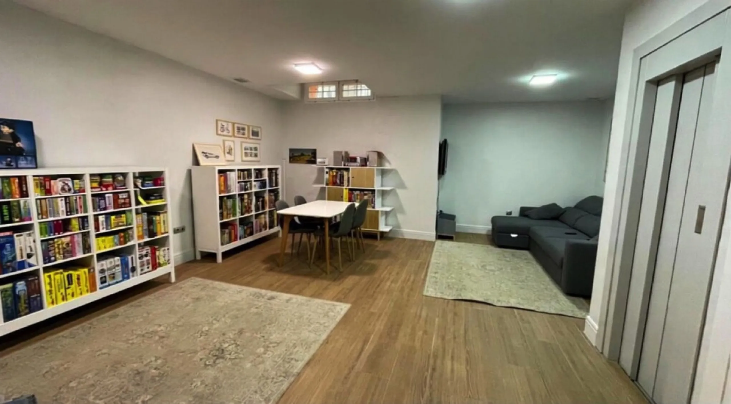 Geräumiges Reihenhaus mit 4 Schlafzimmern, privater Garage und Aufzug