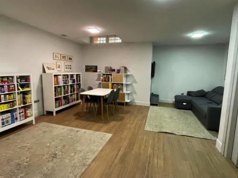 Geräumiges Reihenhaus mit 4 Schlafzimmern, privater Garage und Aufzug