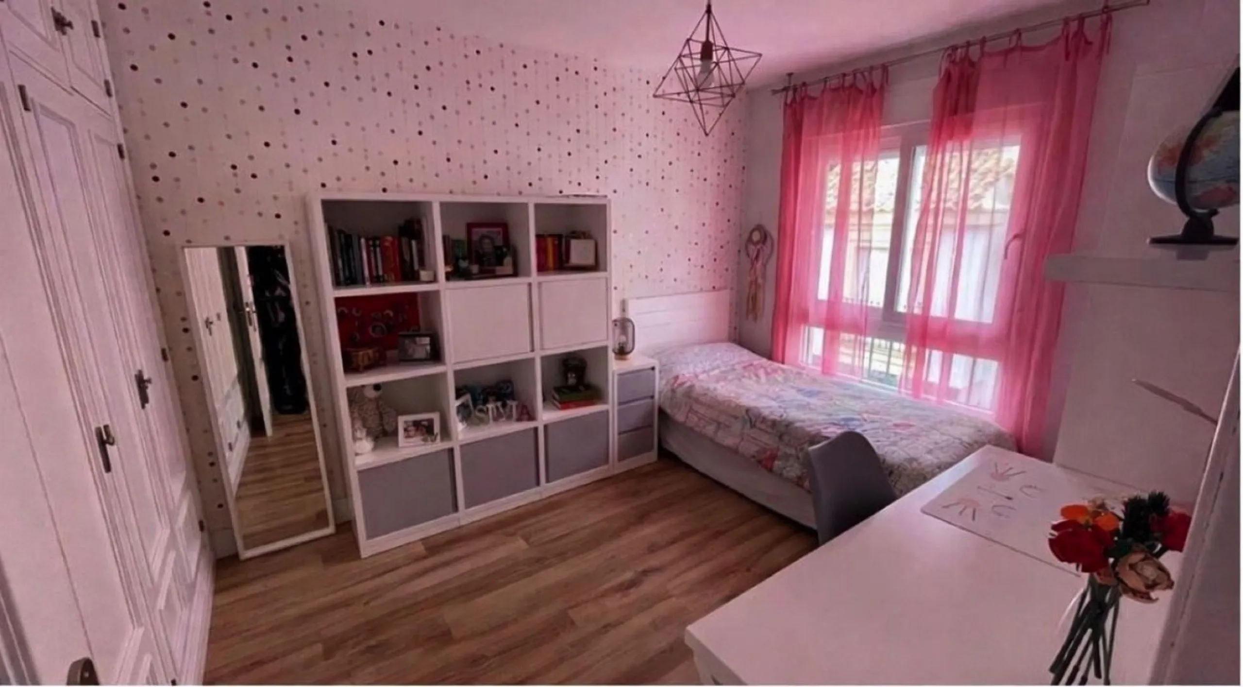 Geräumiges Reihenhaus mit 4 Schlafzimmern, privater Garage und Aufzug