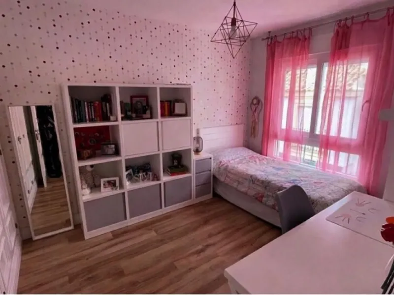 Geräumiges Reihenhaus mit 4 Schlafzimmern, privater Garage und Aufzug
