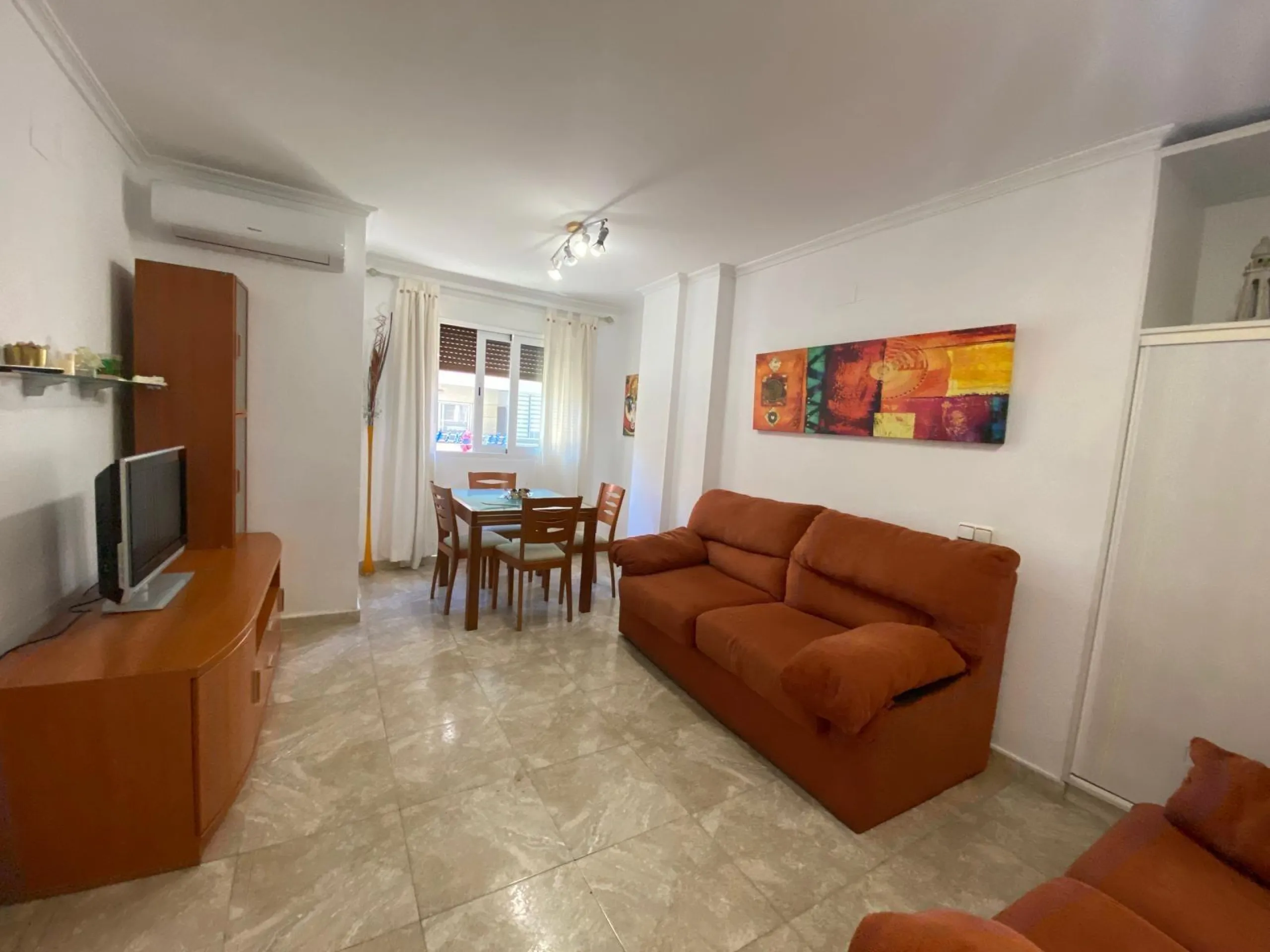 Apartamento con 2 dormitorios, 1 baño, 700 m. de la playa