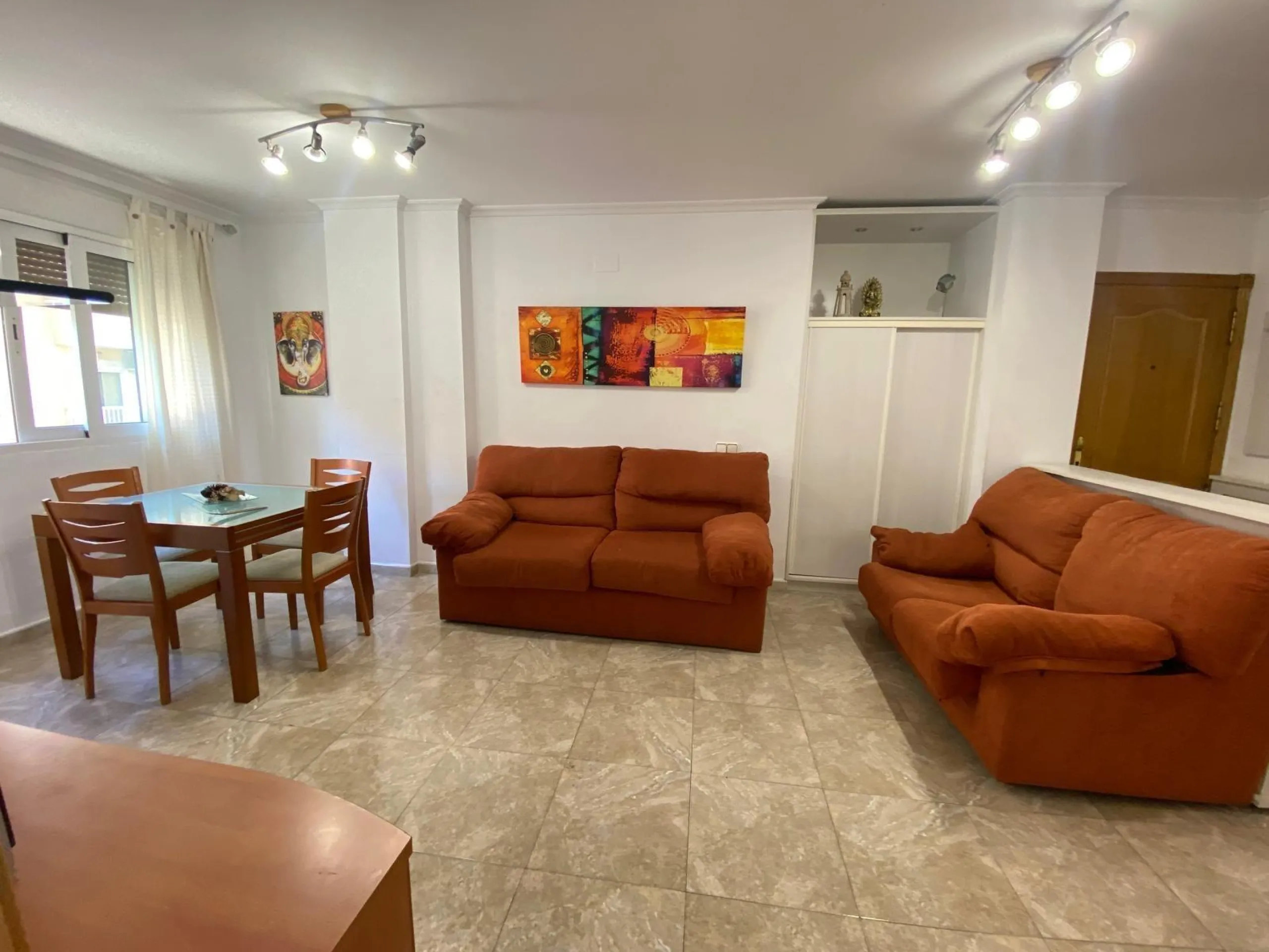 Apartamento con 2 dormitorios, 1 baño, 700 m. de la playa