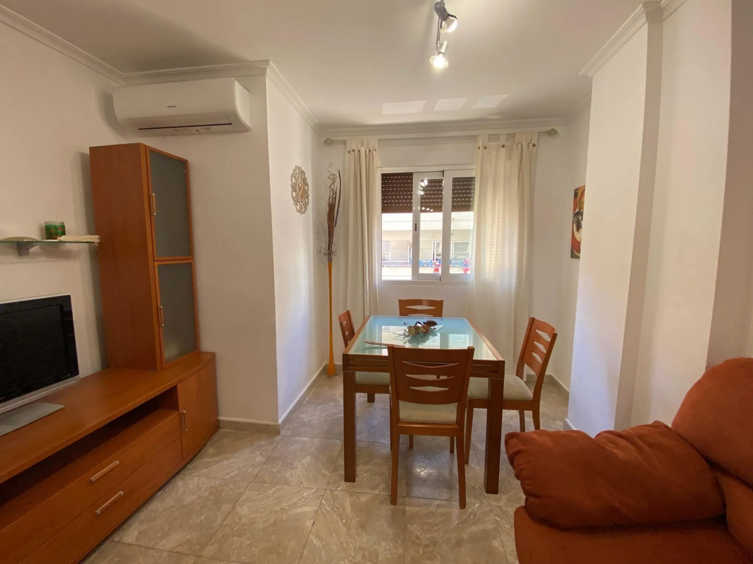 Apartamento con 2 dormitorios, 1 baño, 700 m. de la playa
