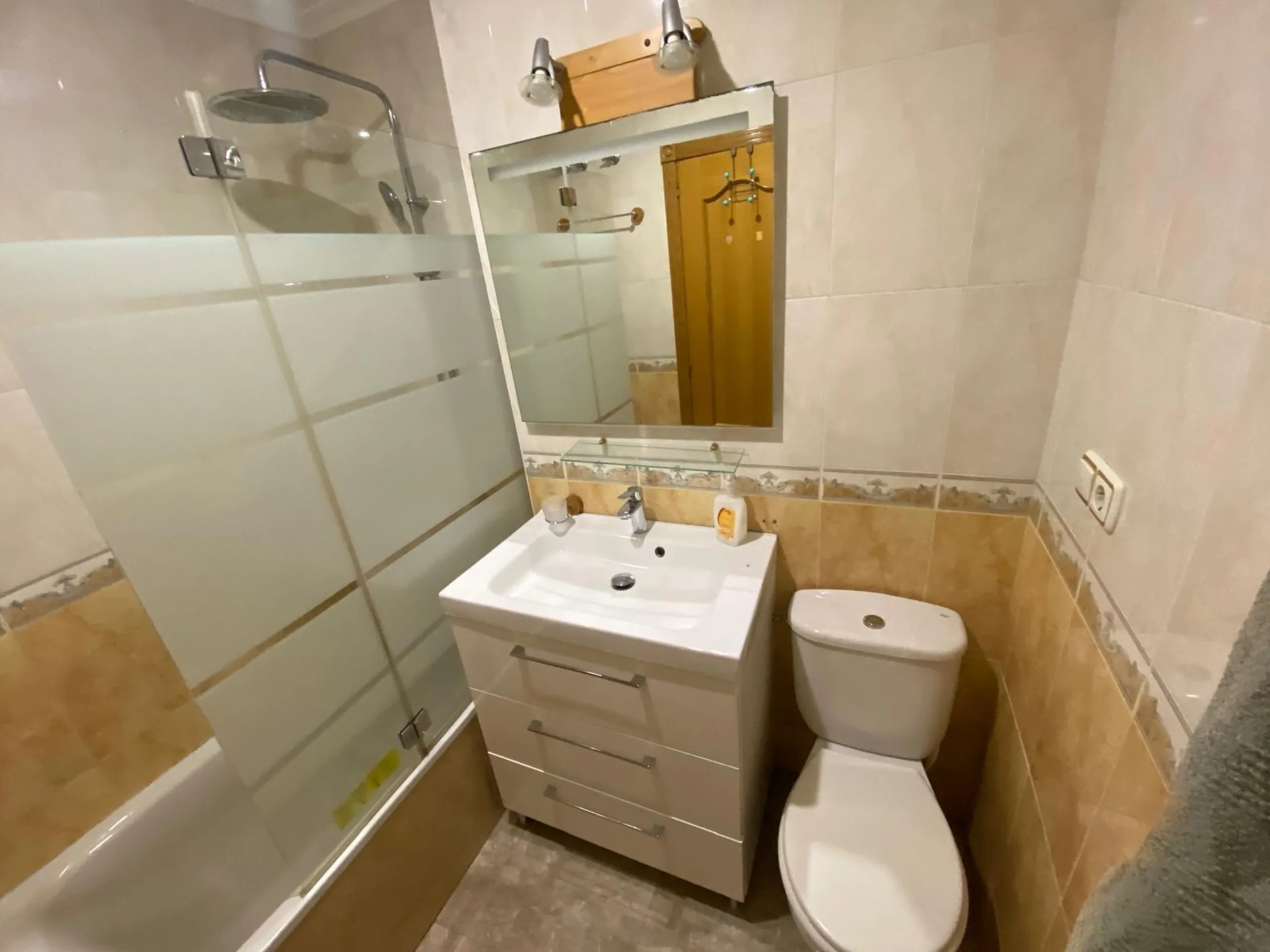 Apartamento con 2 dormitorios, 1 baño, 700 m. de la playa