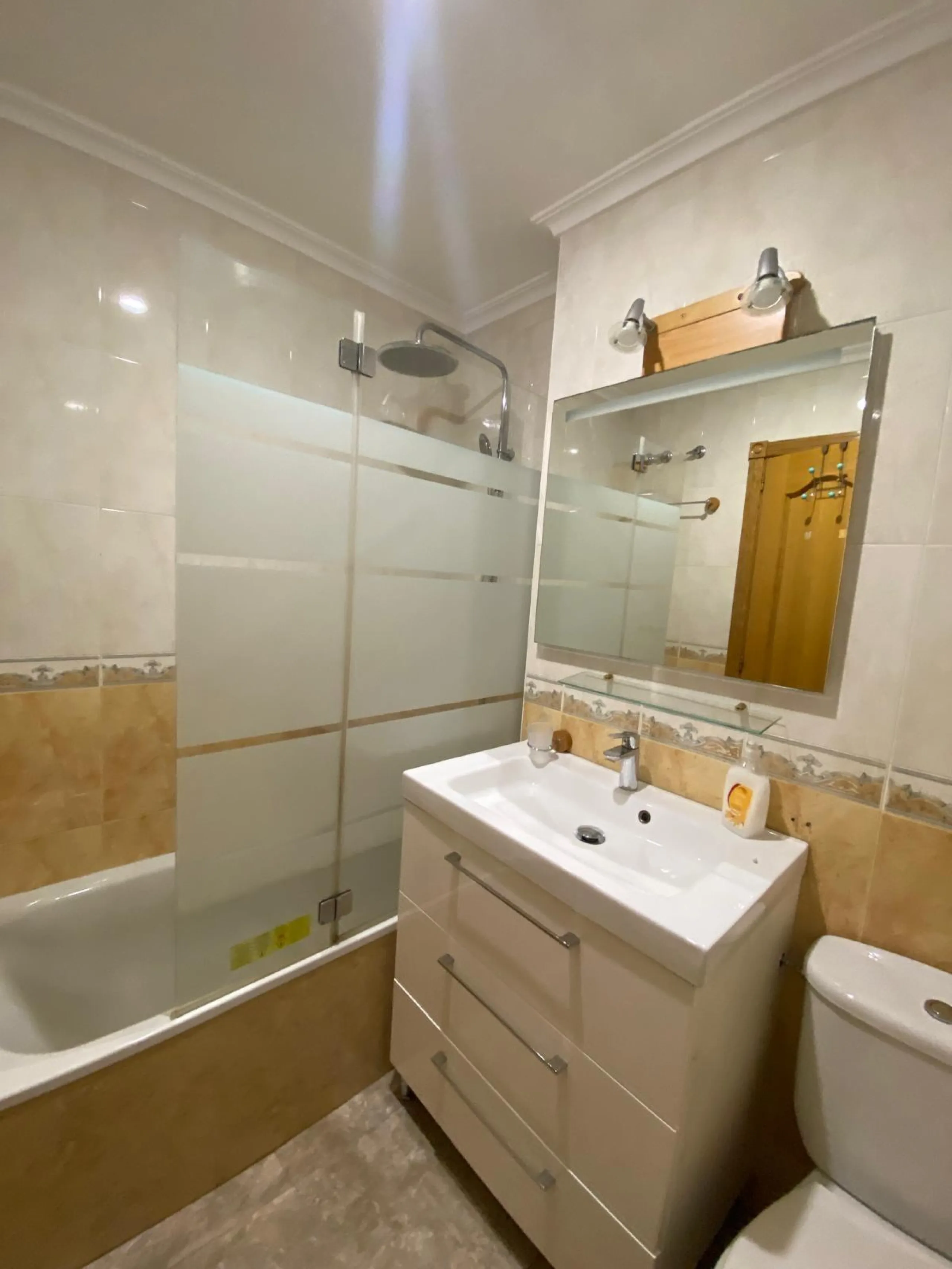 Apartamento con 2 dormitorios, 1 baño, 700 m. de la playa
