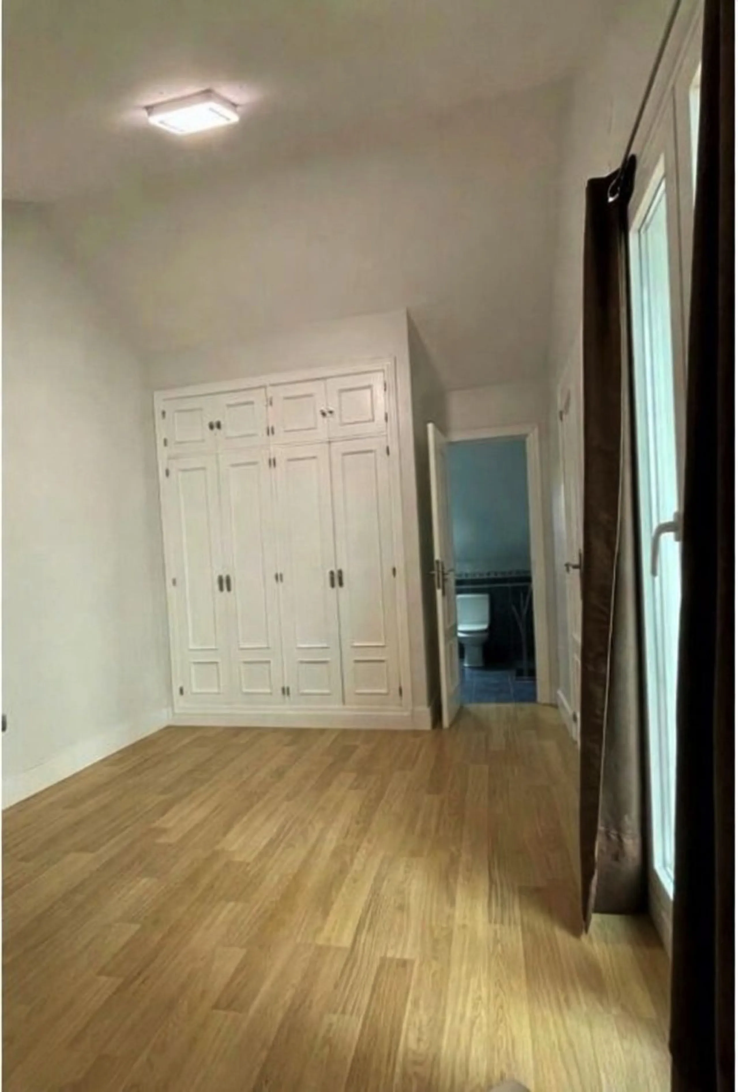 Geräumiges Reihenhaus mit 4 Schlafzimmern, privater Garage und Aufzug