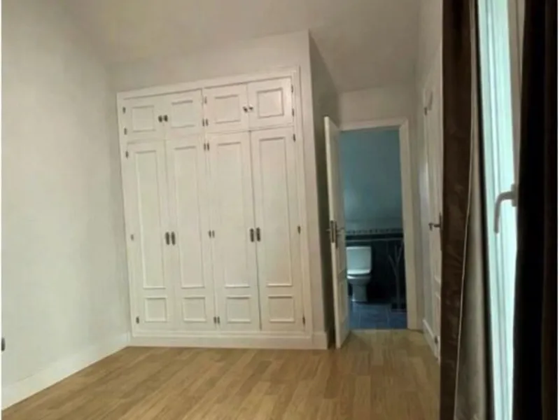 Geräumiges Reihenhaus mit 4 Schlafzimmern, privater Garage und Aufzug