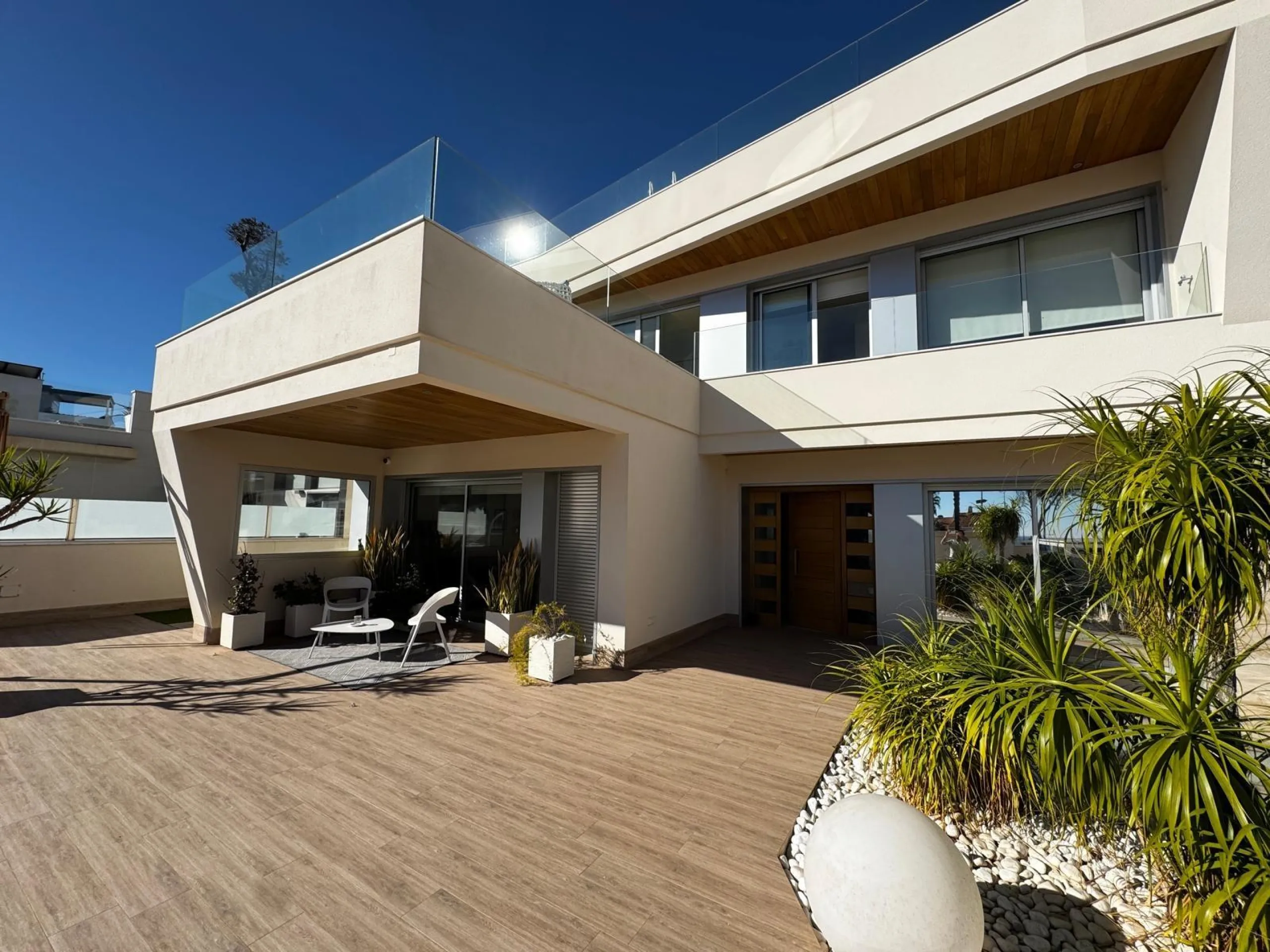 VILLA DE LUJO CON VISTAS AL MAR EN CAPMOAMOR CON 349 M2 DE CASA Y 503 DE PARCELA. 4 DORM. 6 BAÑOS. CON ASCENSOR.