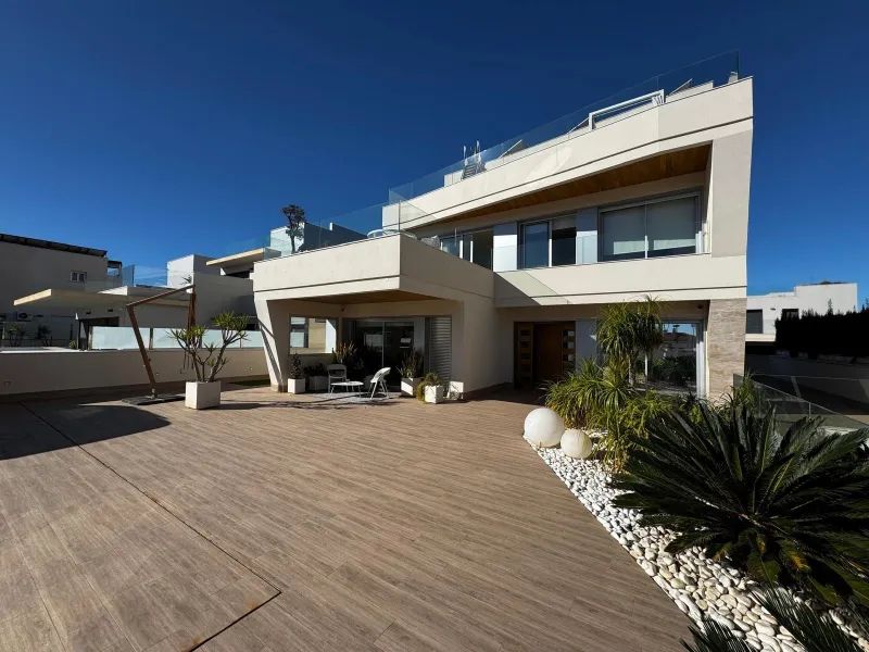 VILLA DE LUJO CON VISTAS AL MAR EN CAPMOAMOR CON 349 M2 DE CASA Y 503 DE PARCELA. 4 DORM. 6 BAÑOS. CON ASCENSOR.