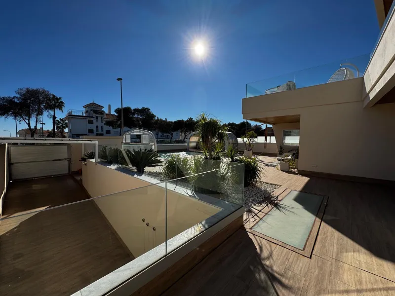 VILLA DE LUJO CON VISTAS AL MAR EN CAPMOAMOR CON 349 M2 DE CASA Y 503 DE PARCELA. 4 DORM. 6 BAÑOS. CON ASCENSOR.