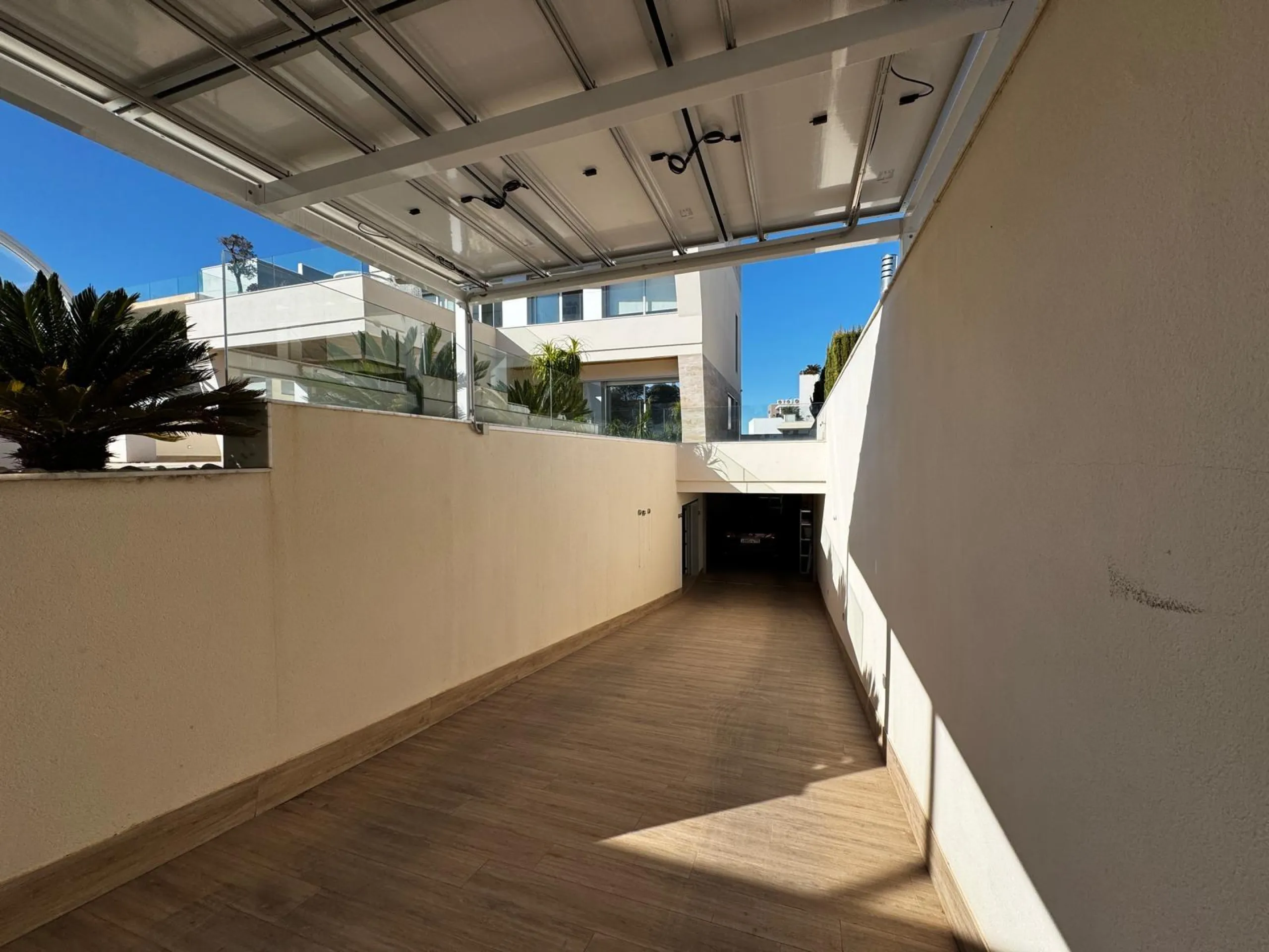 VILLA DE LUJO CON VISTAS AL MAR EN CAPMOAMOR CON 349 M2 DE CASA Y 503 DE PARCELA. 4 DORM. 6 BAÑOS. CON ASCENSOR.